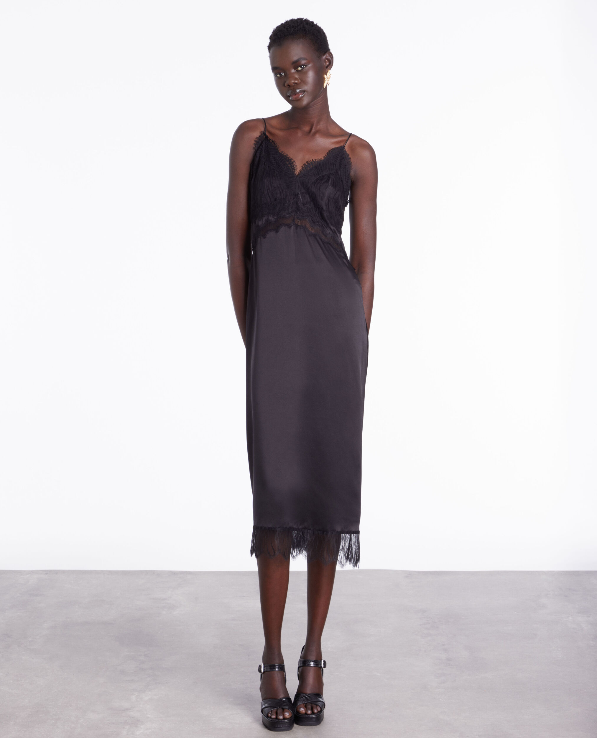 Robe nuisette longue en soie noire avec détails en dentelle