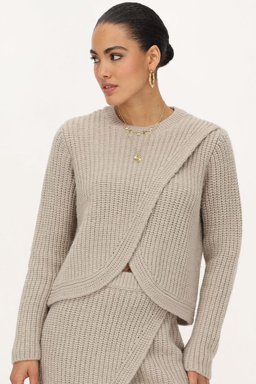 Beige gebreide trui met overslag