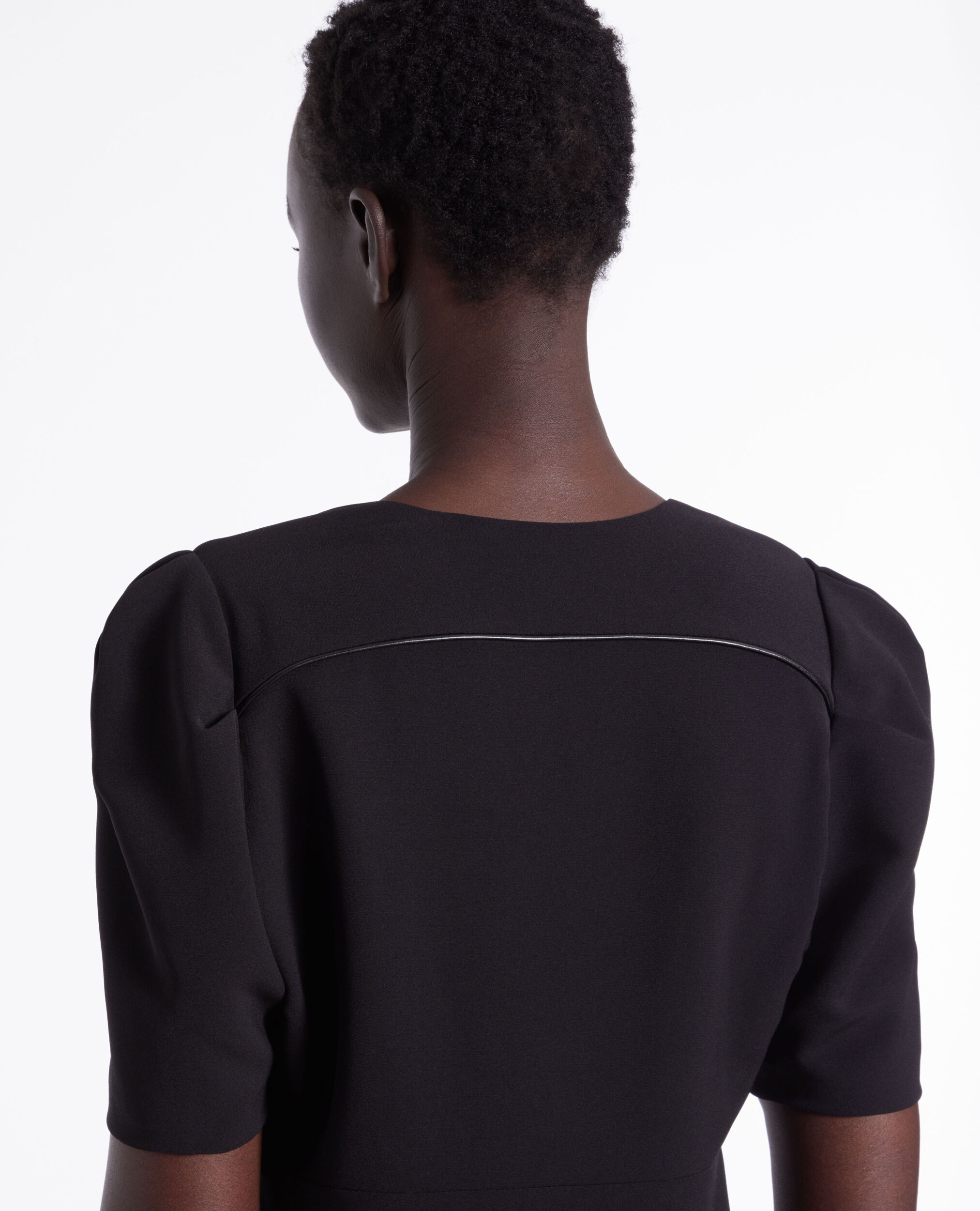 Robe courte noire en crêpe
