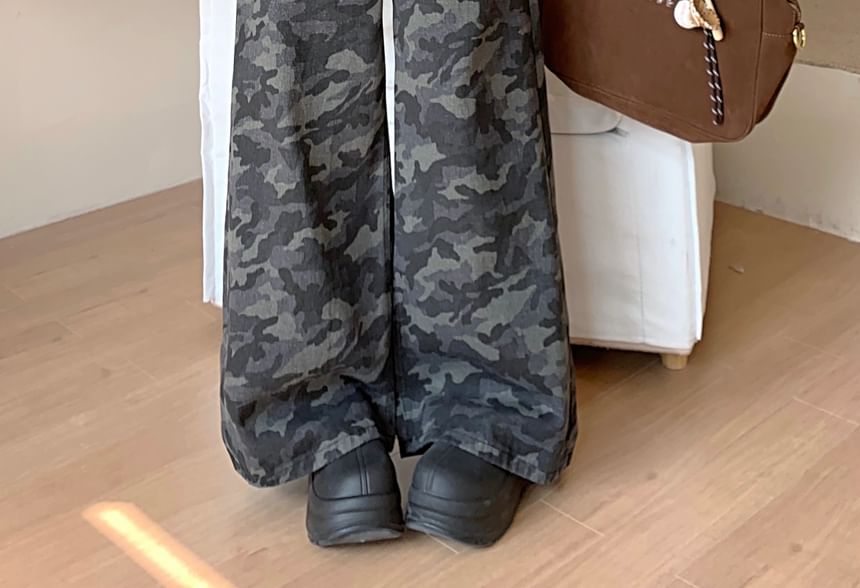 Porstina - Middelhoge camouflage jeans met wijde pijpen