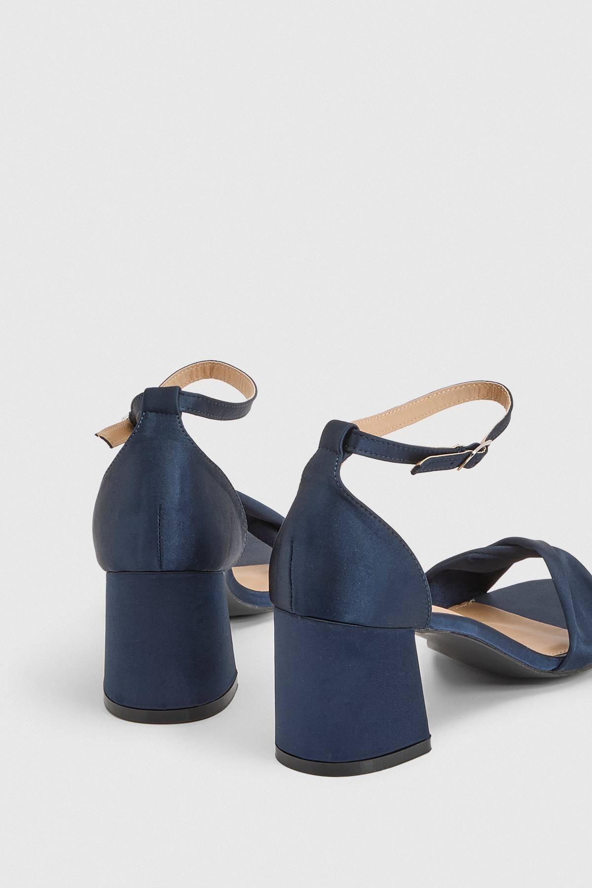 Wallis Sandales À Talon Bloc Moyen Sophia En Satin Avec Torsade Souple Coupe Large