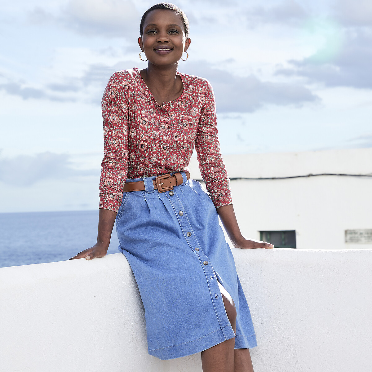 ANNE WEYBURN<br>Saia midi com estampa de bandeiras, em jeans