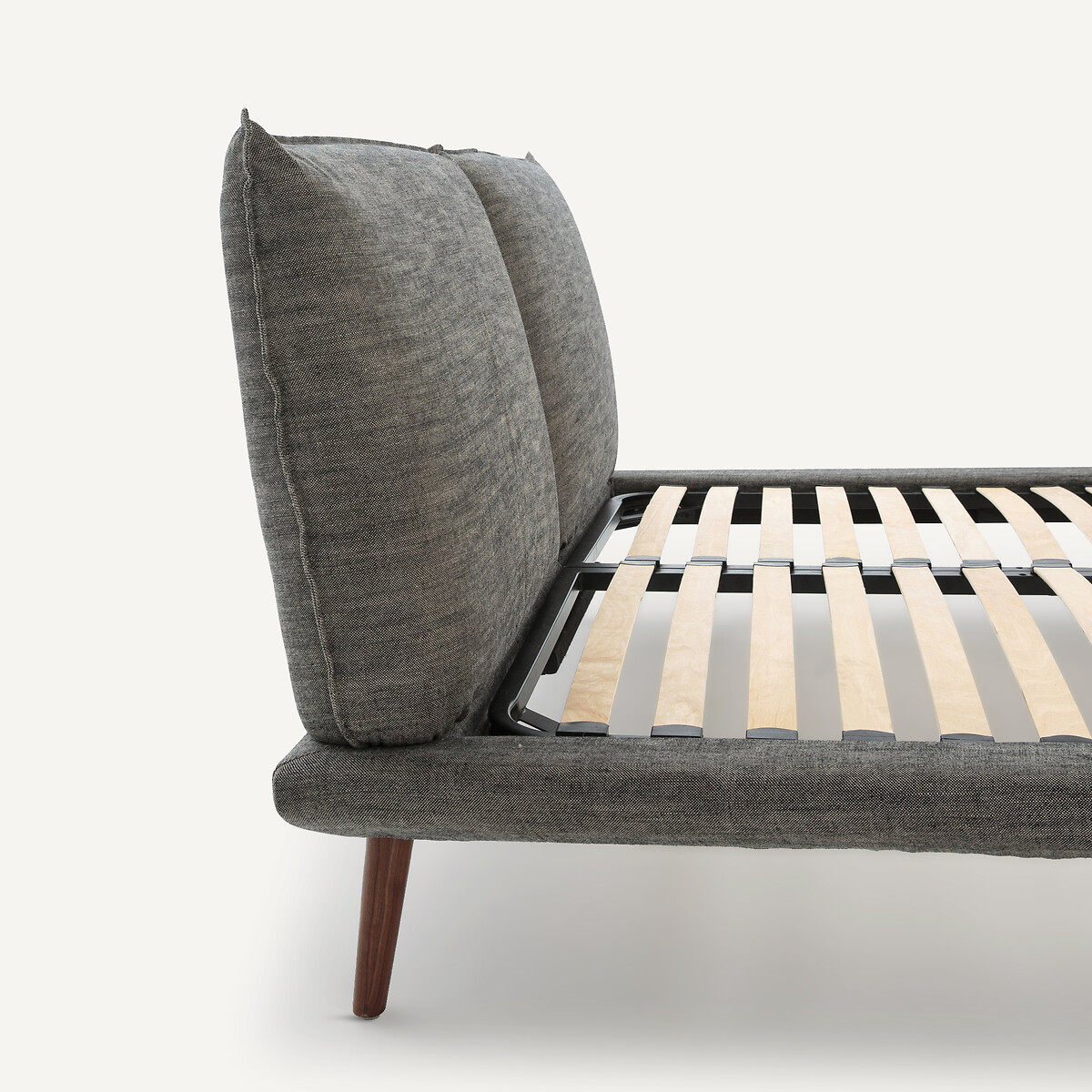 AM.PM<br>Cama de linho com estrado de ripas, modelo Aurore, de E. Gallina