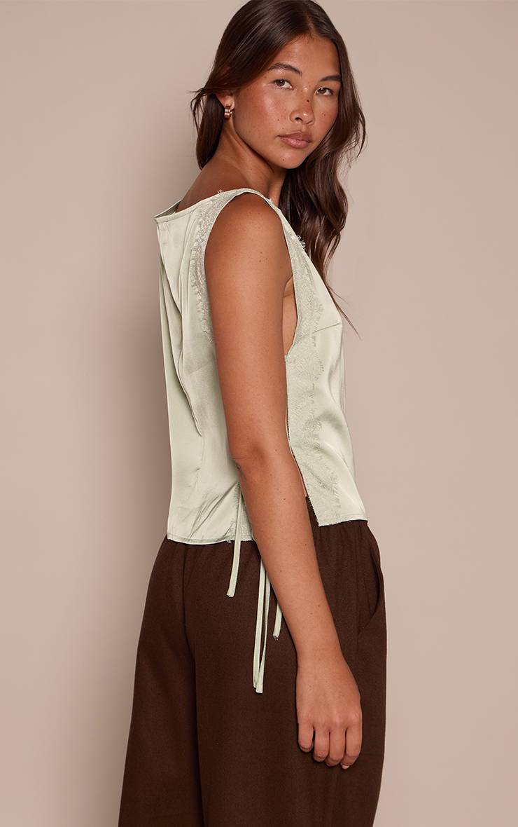 Vert Sauge Haut En Satin À Lacets Avec Côtés Ouverts Et Liens À Nouer