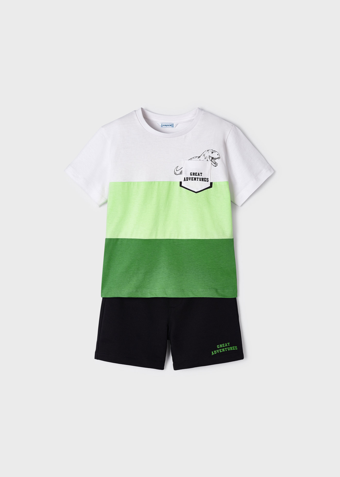 Conjunto infantil masculino com estampa em algodão sustentável.