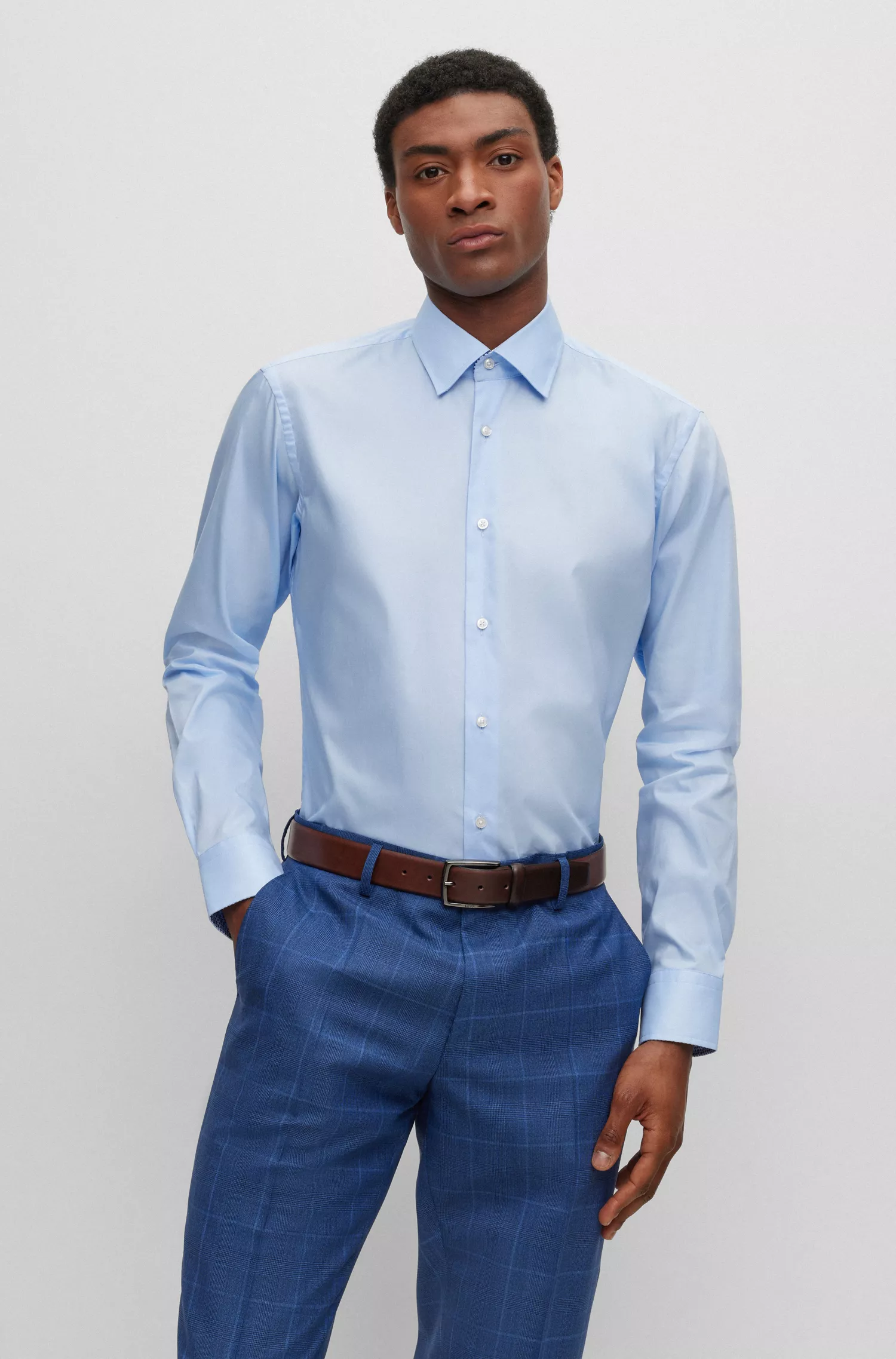 Camisa BOSS preta de corte regular em popeline de algodão fácil de passar.