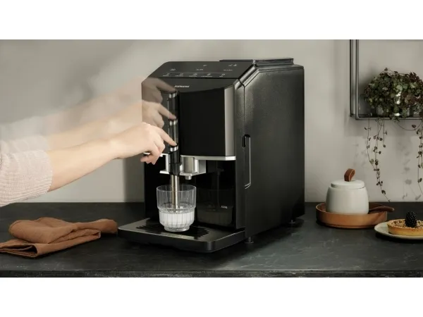 Siemens EQ.300 TF301E19 - Automatisk kaffemaskine med mælkeskummer - 15 bar - pianosort