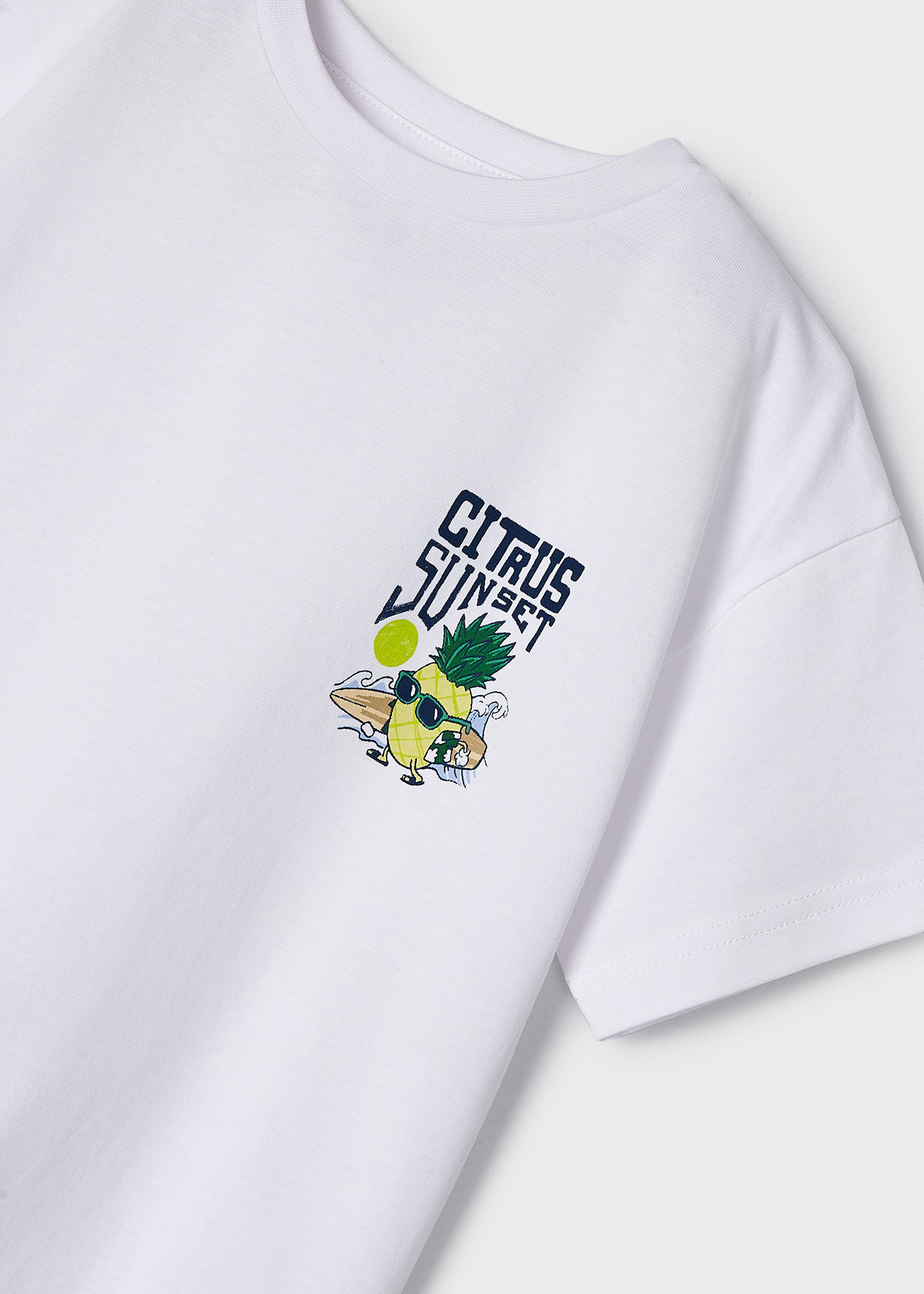 Camiseta infantil Better Cotton com estampa nas costas