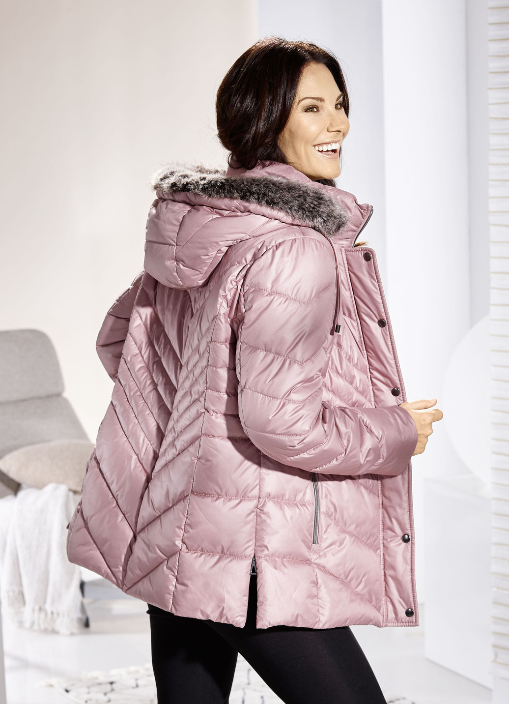 Jacke mit Reißverschluss an den Seitenschlitzen