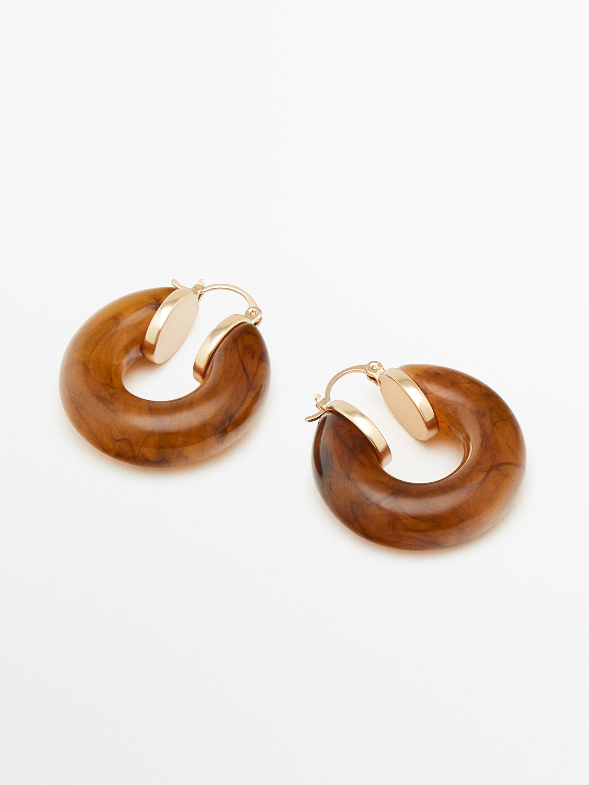Brincos de resina com efeito tartaruga banhados a ouro - DOURADO