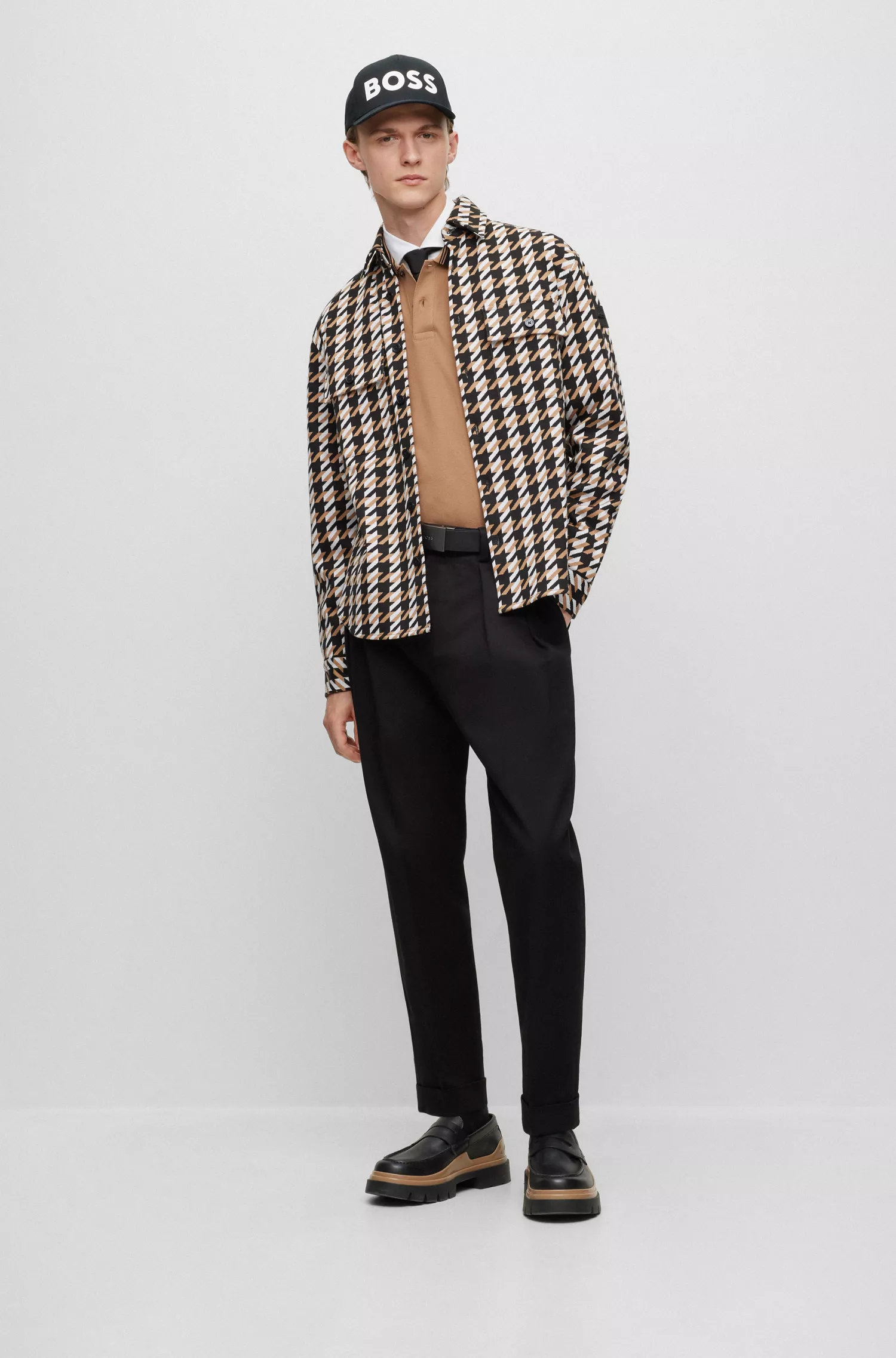 Camisa polo BOSS preta em piqué de algodão, corte slim, com gola listrada.