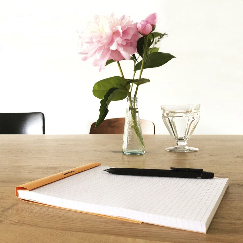 Bloc de bureau Rhodia 14,8 x 21 cm agrafé orange n°16 - 5 x 5 - 80 feuilles
