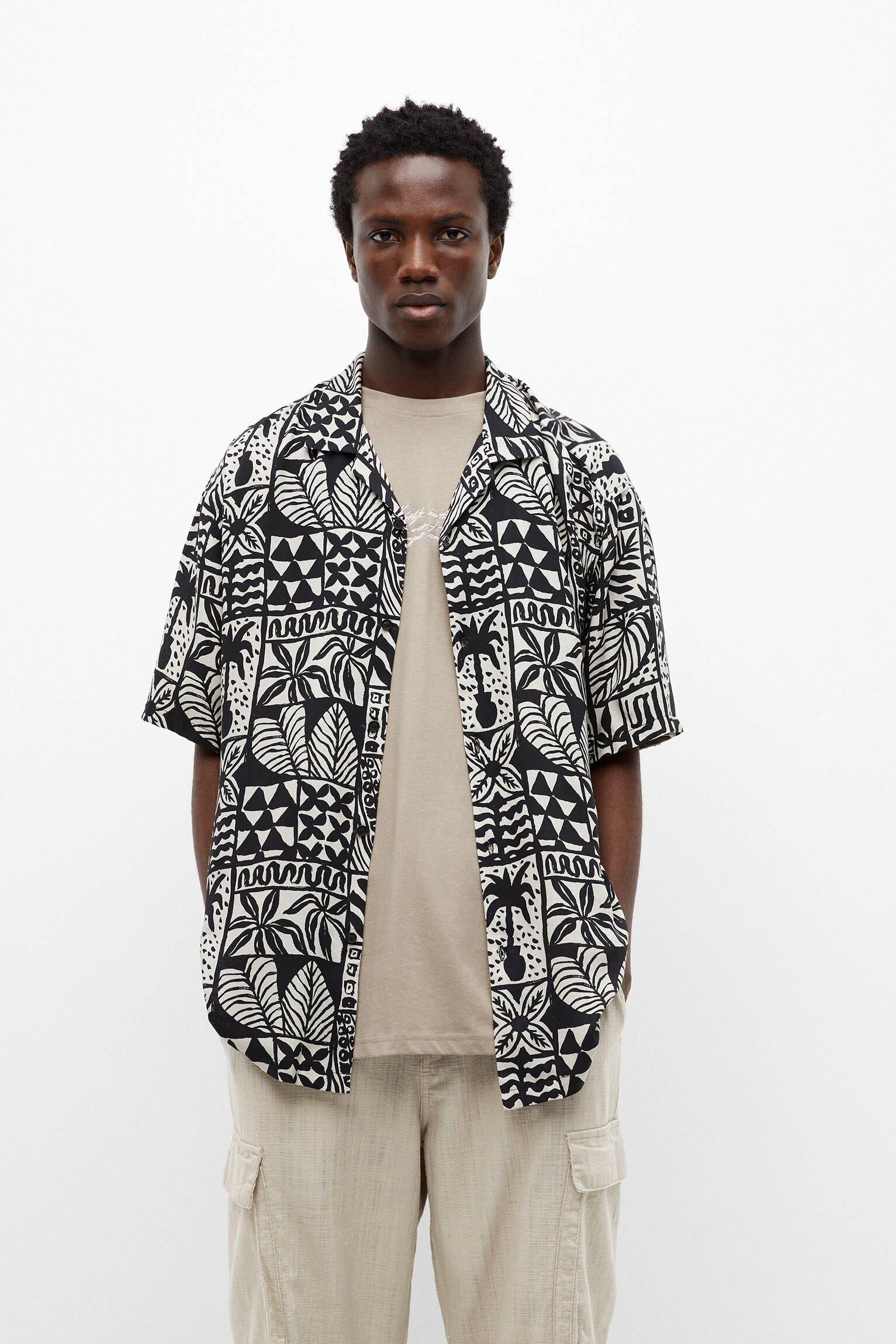 CAMISA COM ESTAMPA FLORAL EM PRETO E BRANCO - PRETA