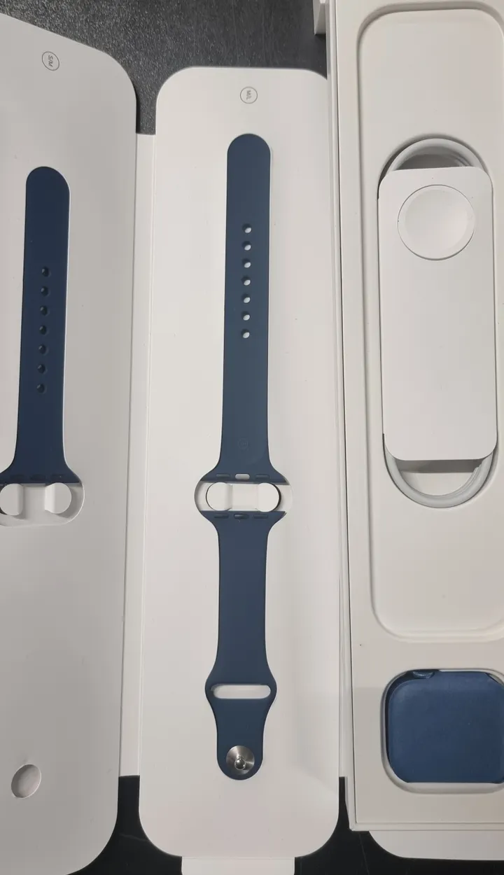 [OUTLET] - Apple Watch Series 7 (GPS) - 41 mm - blå aluminium - smart ur med sportsbånd - fluoroelastomer - afgrundsblå - båndstørrelse: Almindelig - 32 GB - Wi-Fi, Bluetooth - 32 g