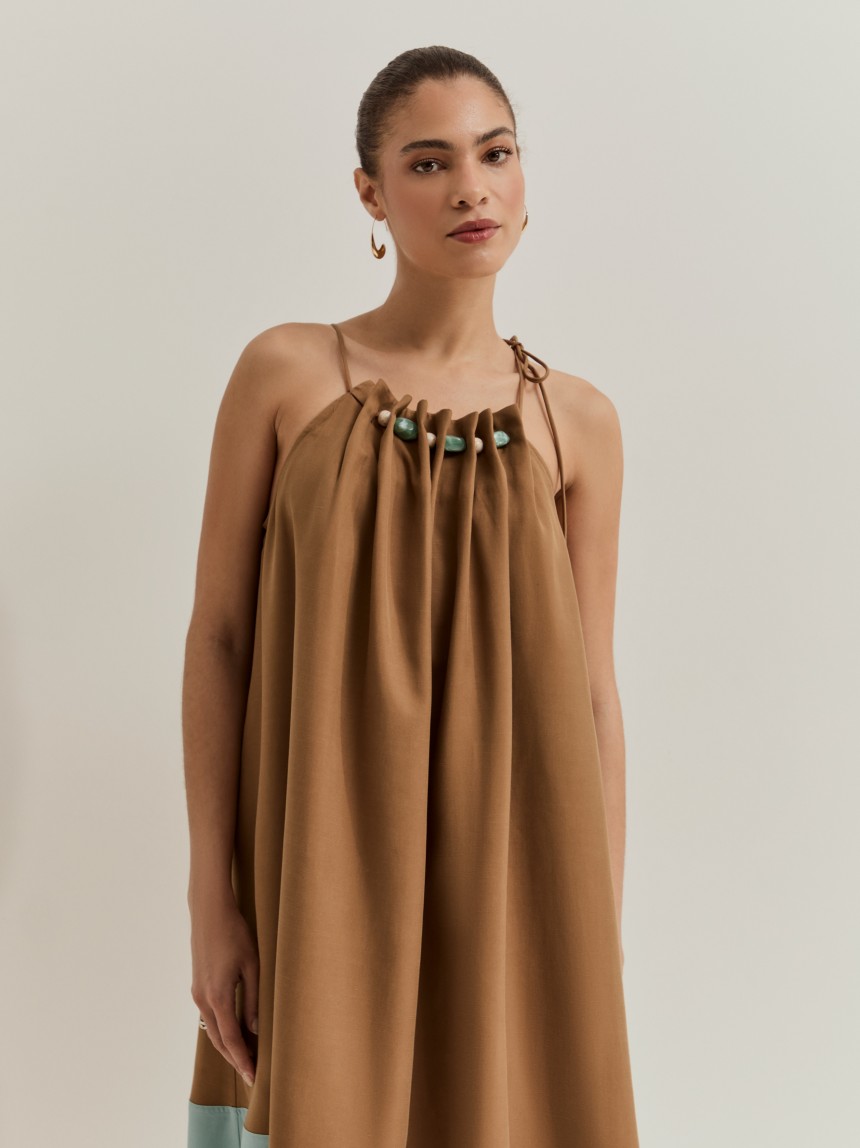 Vestido bicolor com detalhe de pedras