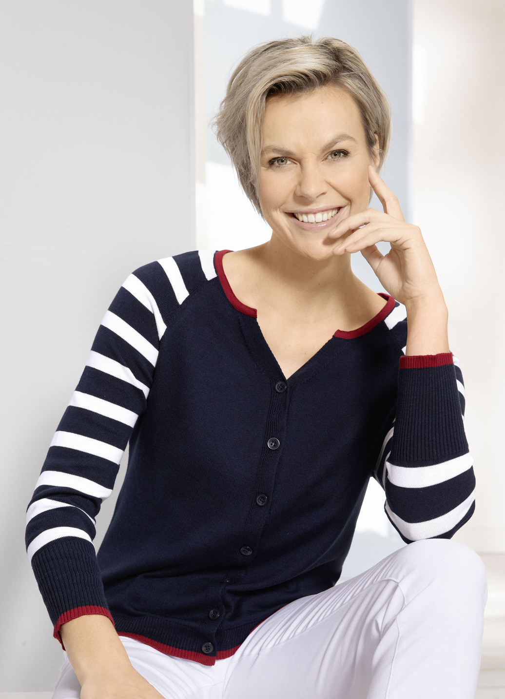 Strickjacke mit dekorativem Halsausschnitt