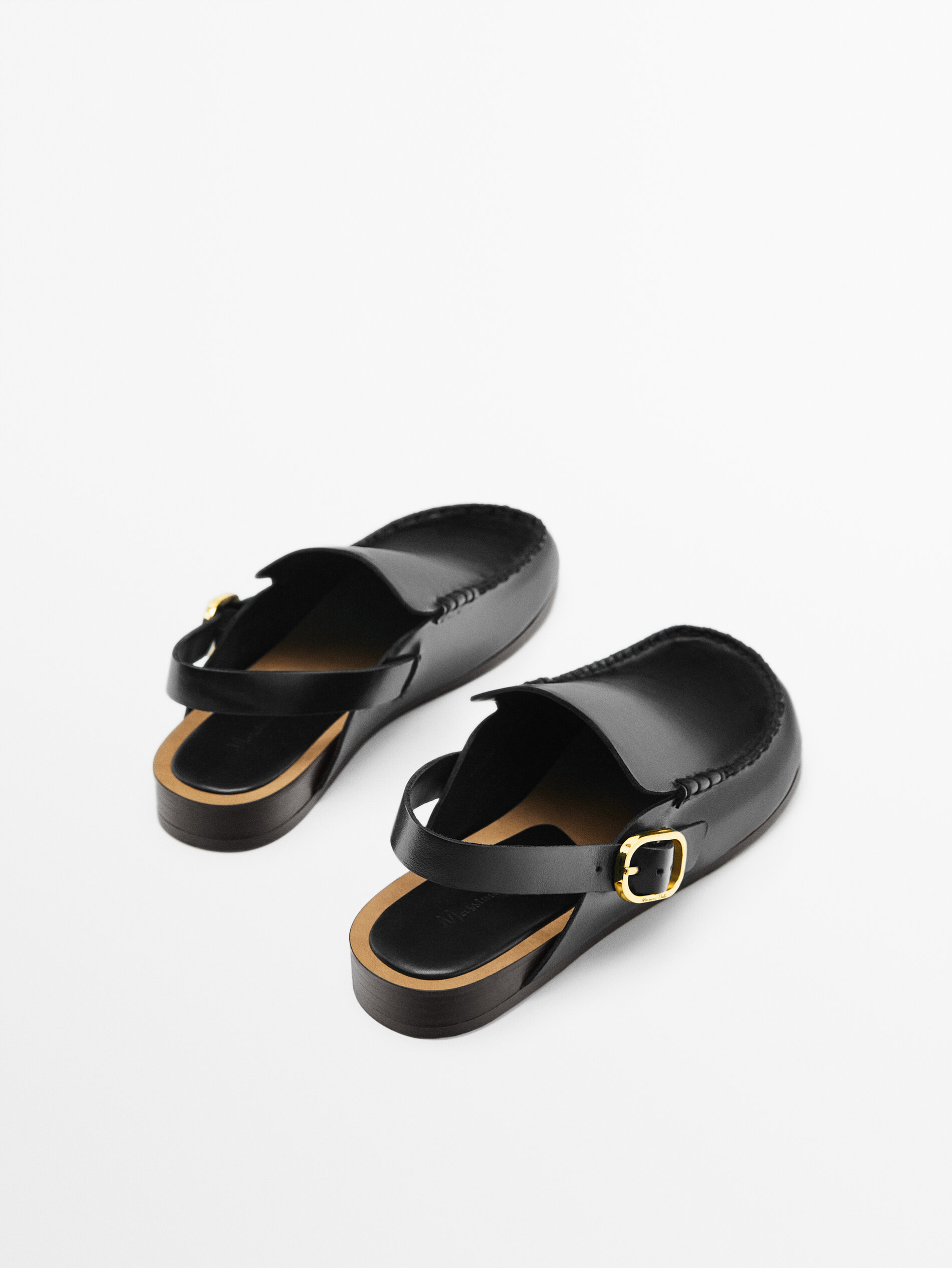 Fivela de metal com tachas em couro Zueco - PRETA