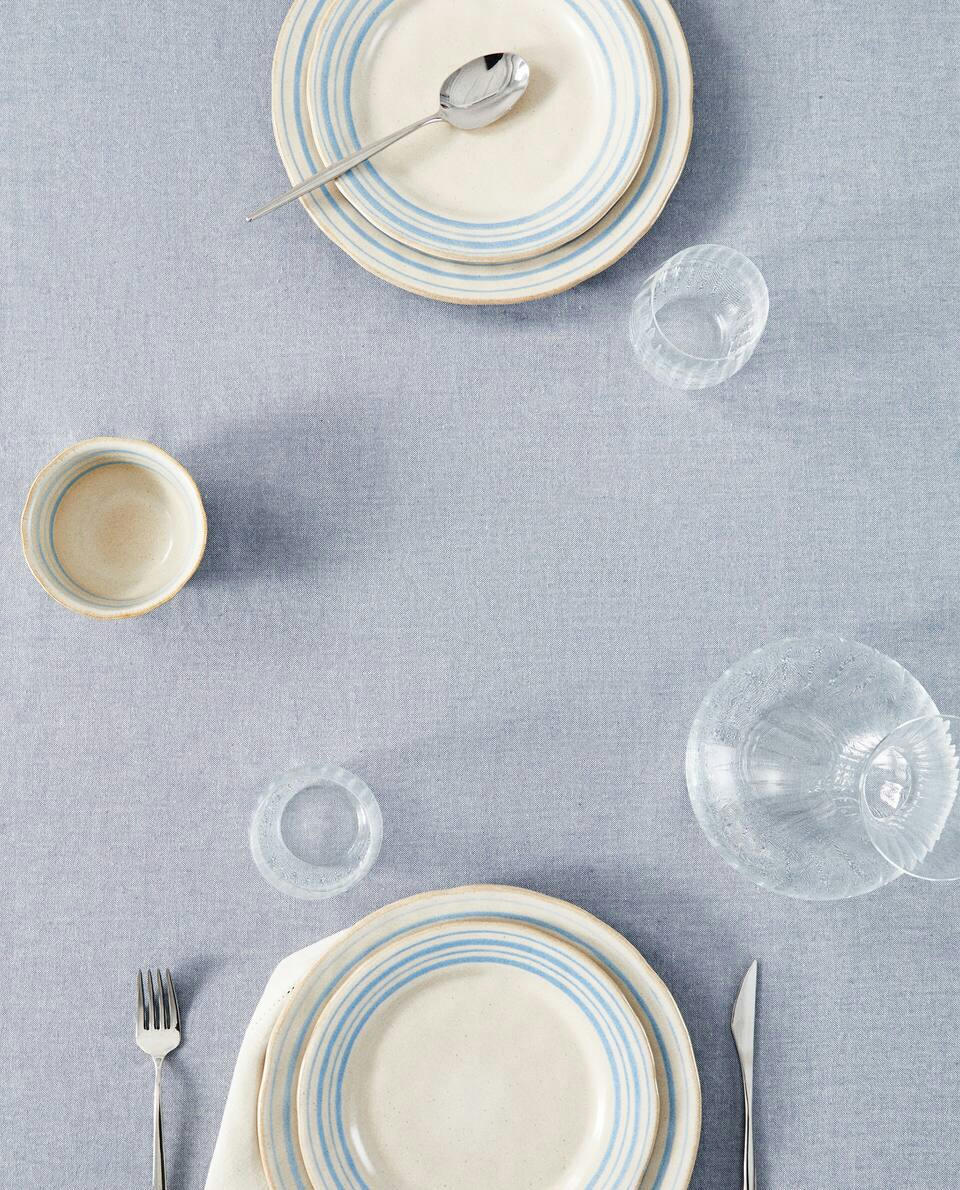 TOALHA DE MESA COM BORDA ONDULADA