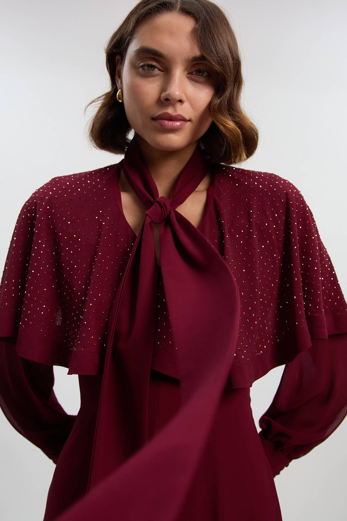 KarenMillen Robe Maxi Tissée à Cape avec Détail Col Noué et Clous Thermocollés