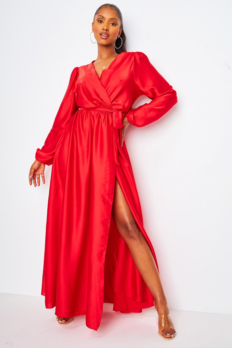 Robe longue rouge satiné ceinturée