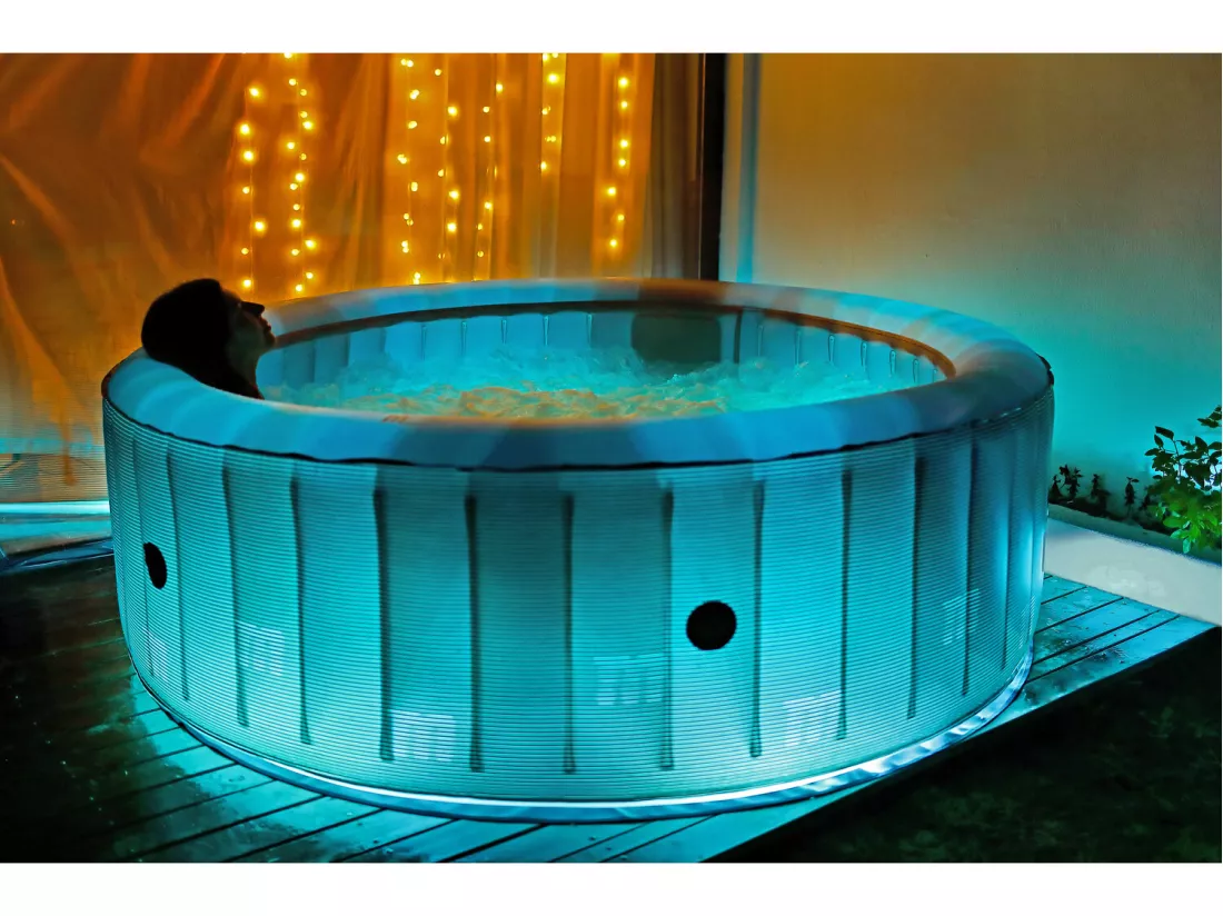 Spa gonflable LED 6 personnes MENORCA