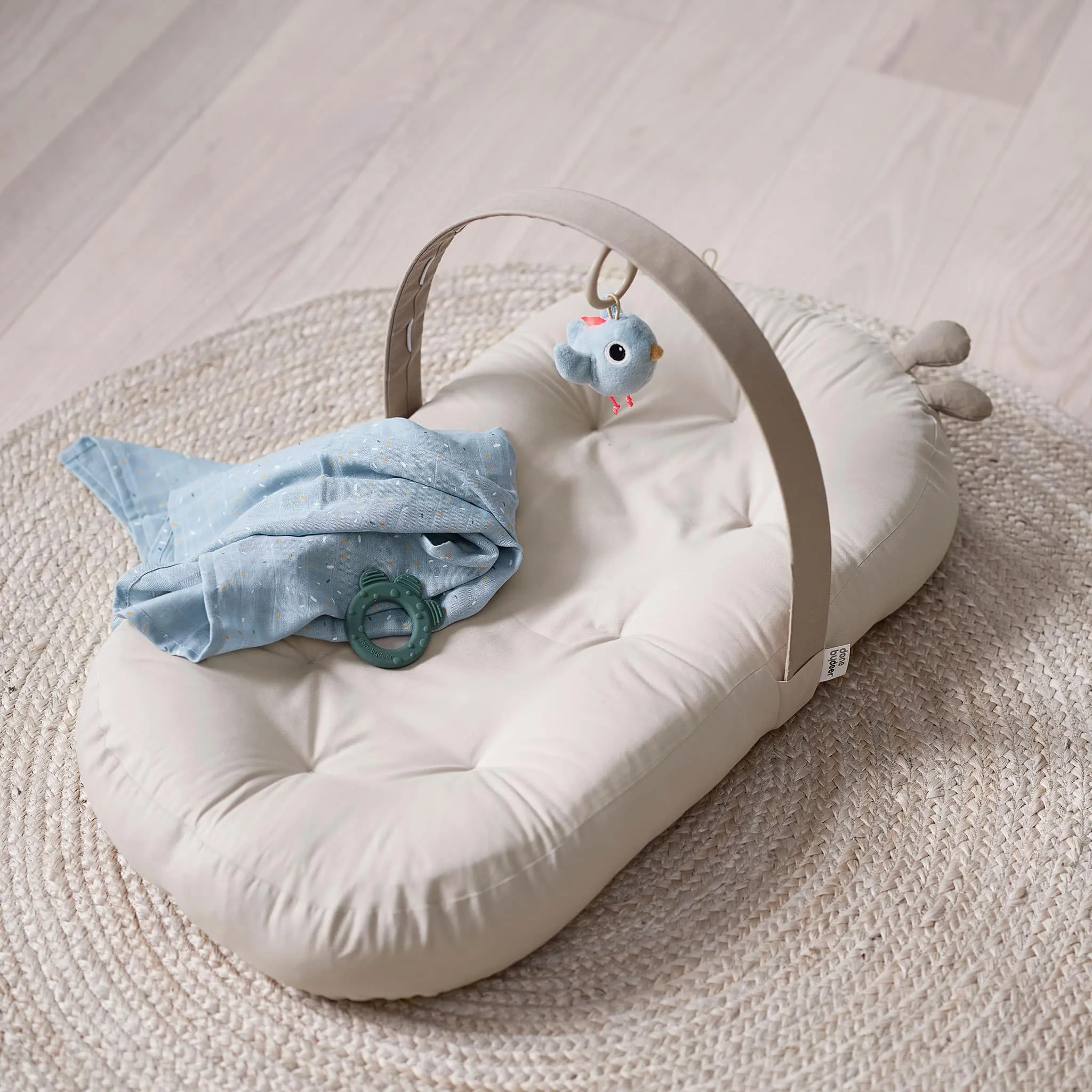 Done by Deer Coussin pour Bébé avec Arche d'Activité - Sable