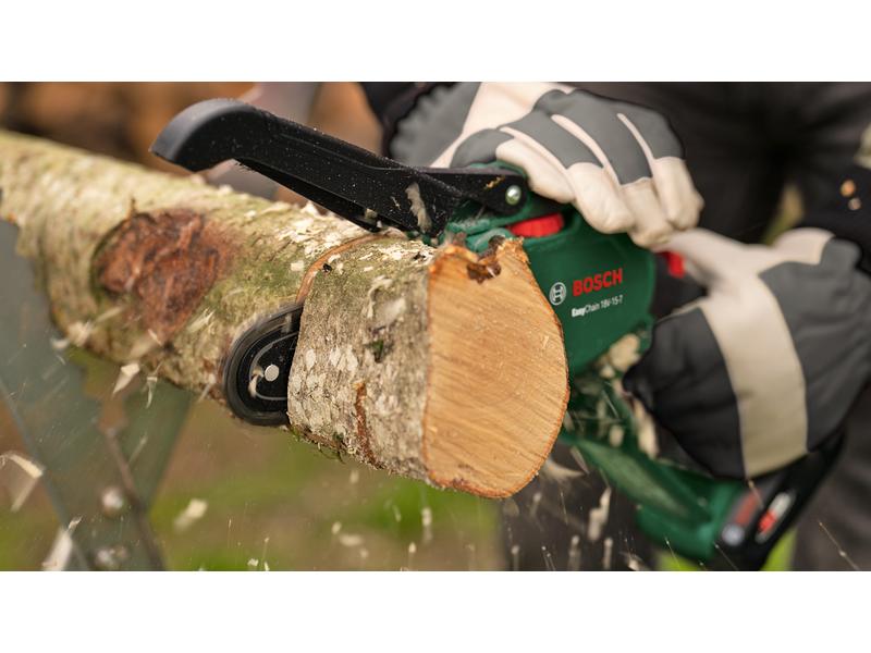 Bosch Akku-Kettensäge EasyChain 18 V-15-7, KIT Leistungsstarke und kompakte Astsäge mit kabellosem Komfort.