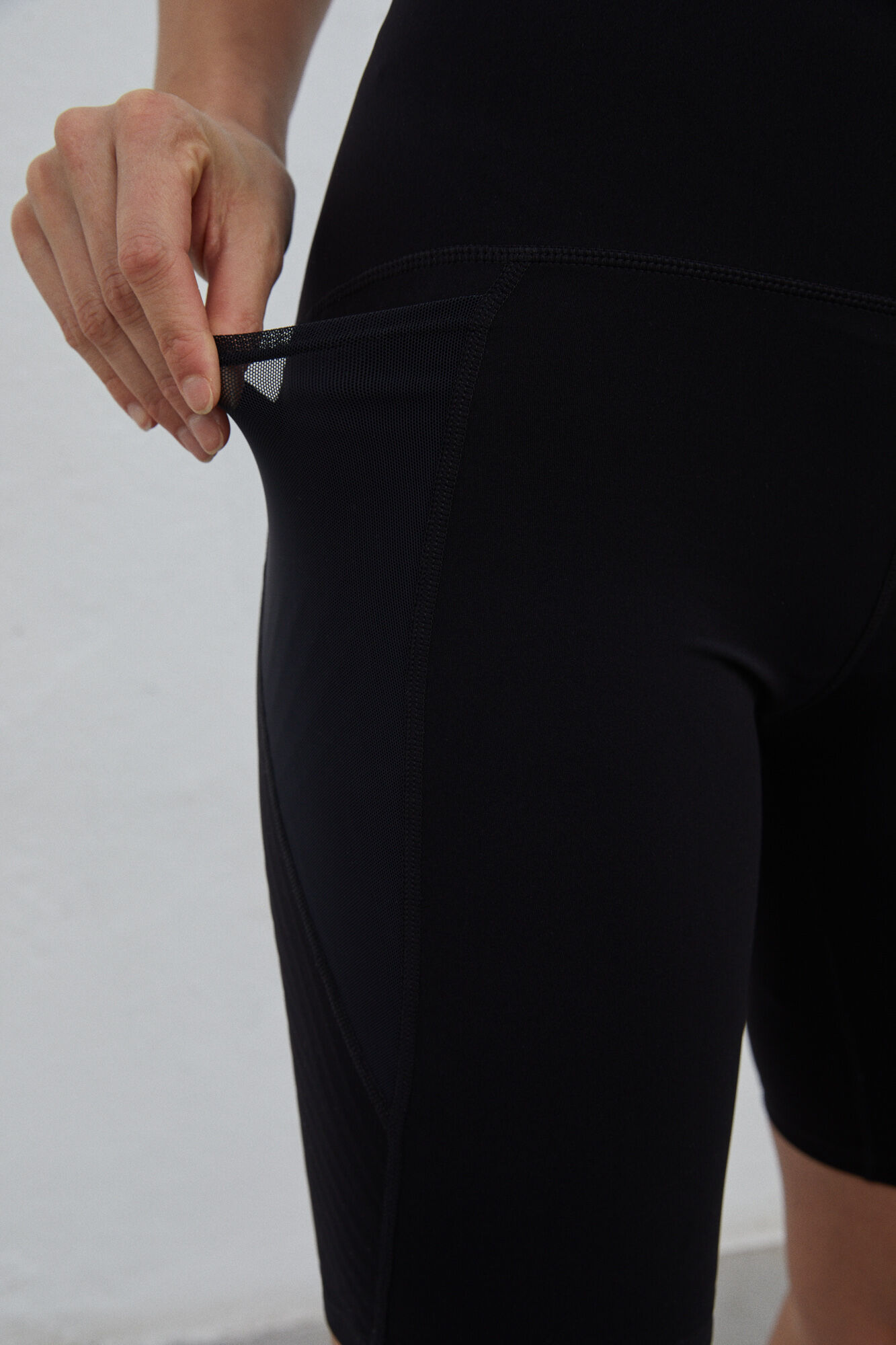 Calça legging curta Power Sculpt em microfibra - Preta
