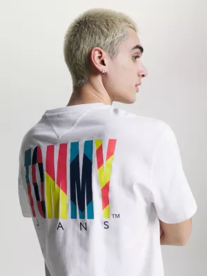Camiseta clássica com logo nas costas e modelagem ajustada