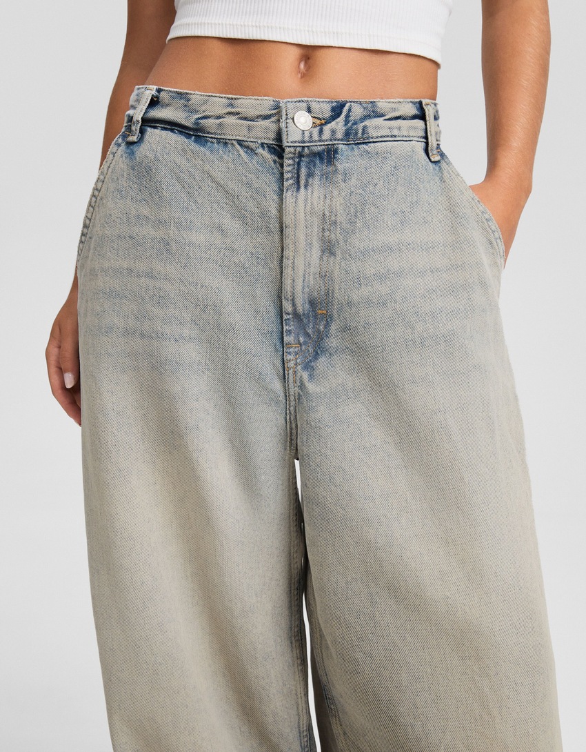 calça jeans estilo skater com efeito desbotado