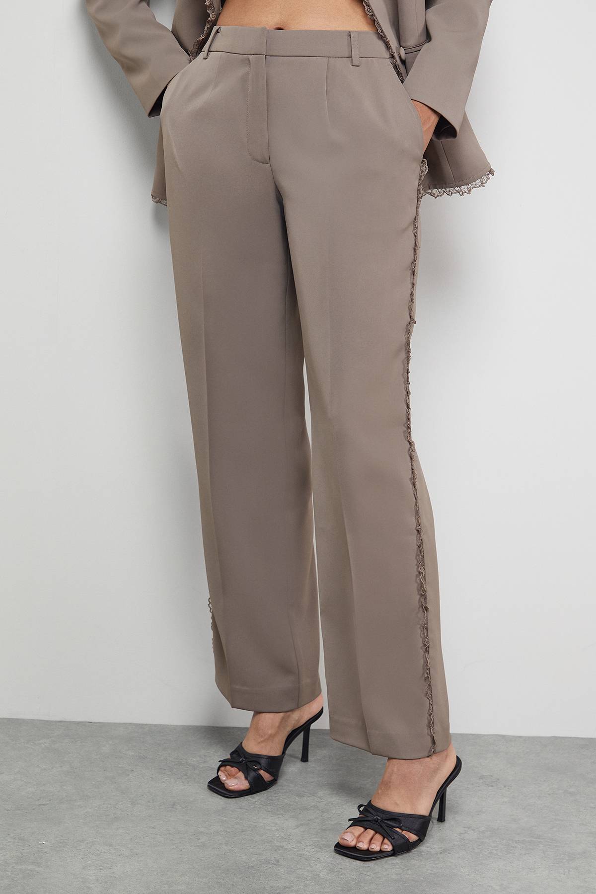 Warehouse Pantalon Large à Volant en Dentelle