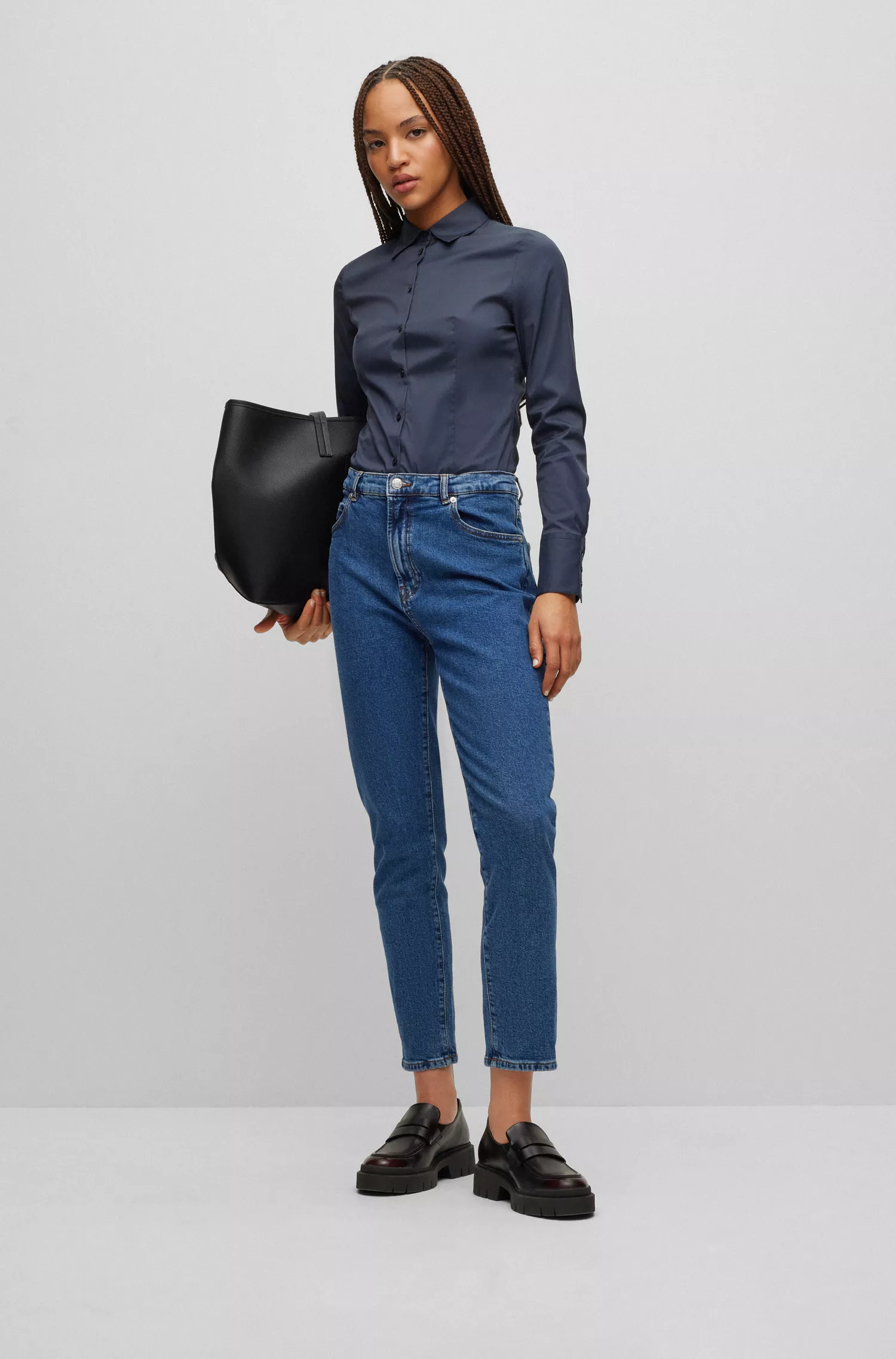 Blusa HUGO vermelha, corte slim, em popeline fácil de passar.