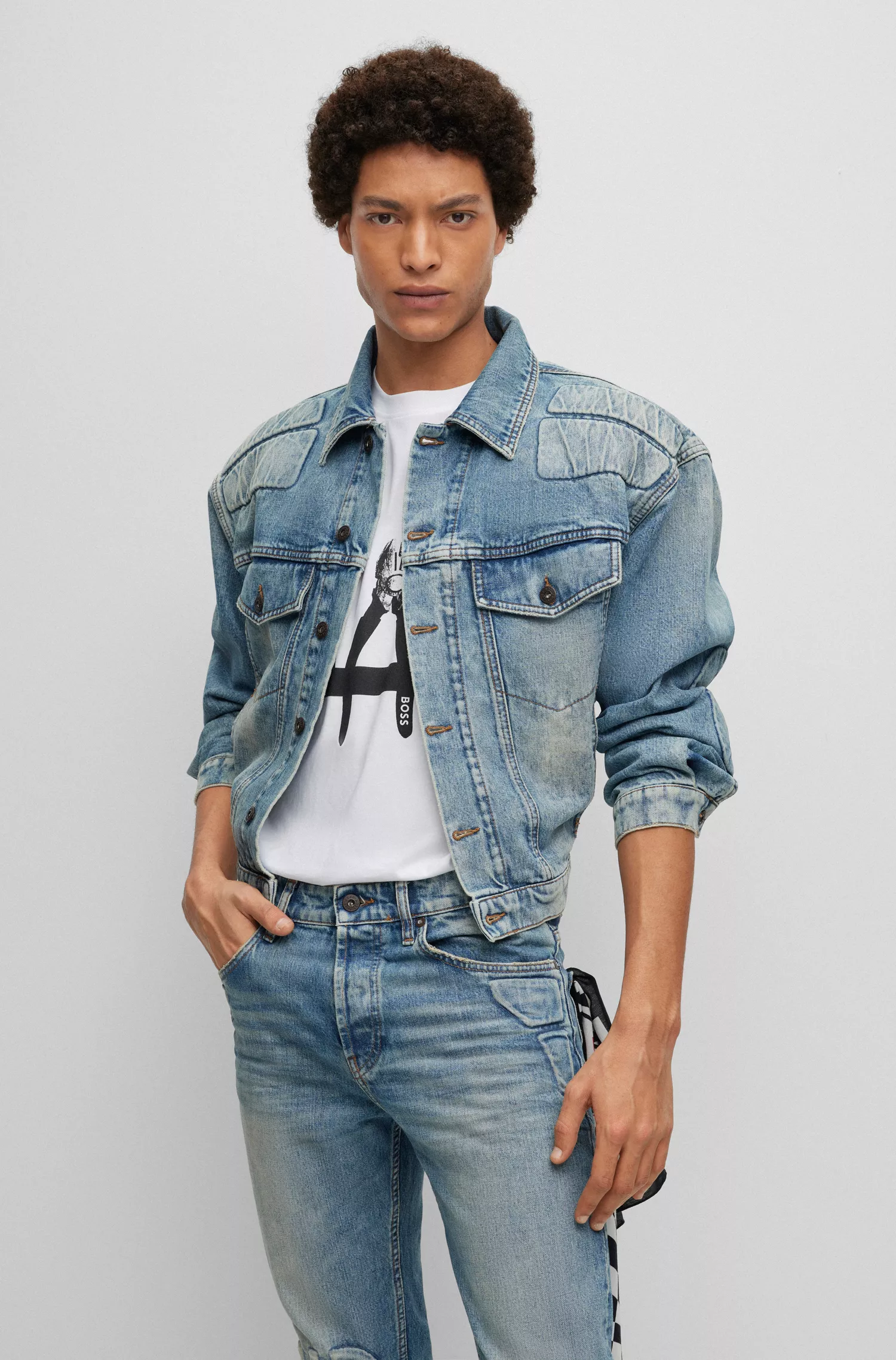 Jaqueta BOSS estilo motociclista na cor laranja, em denim sarjado azul médio.