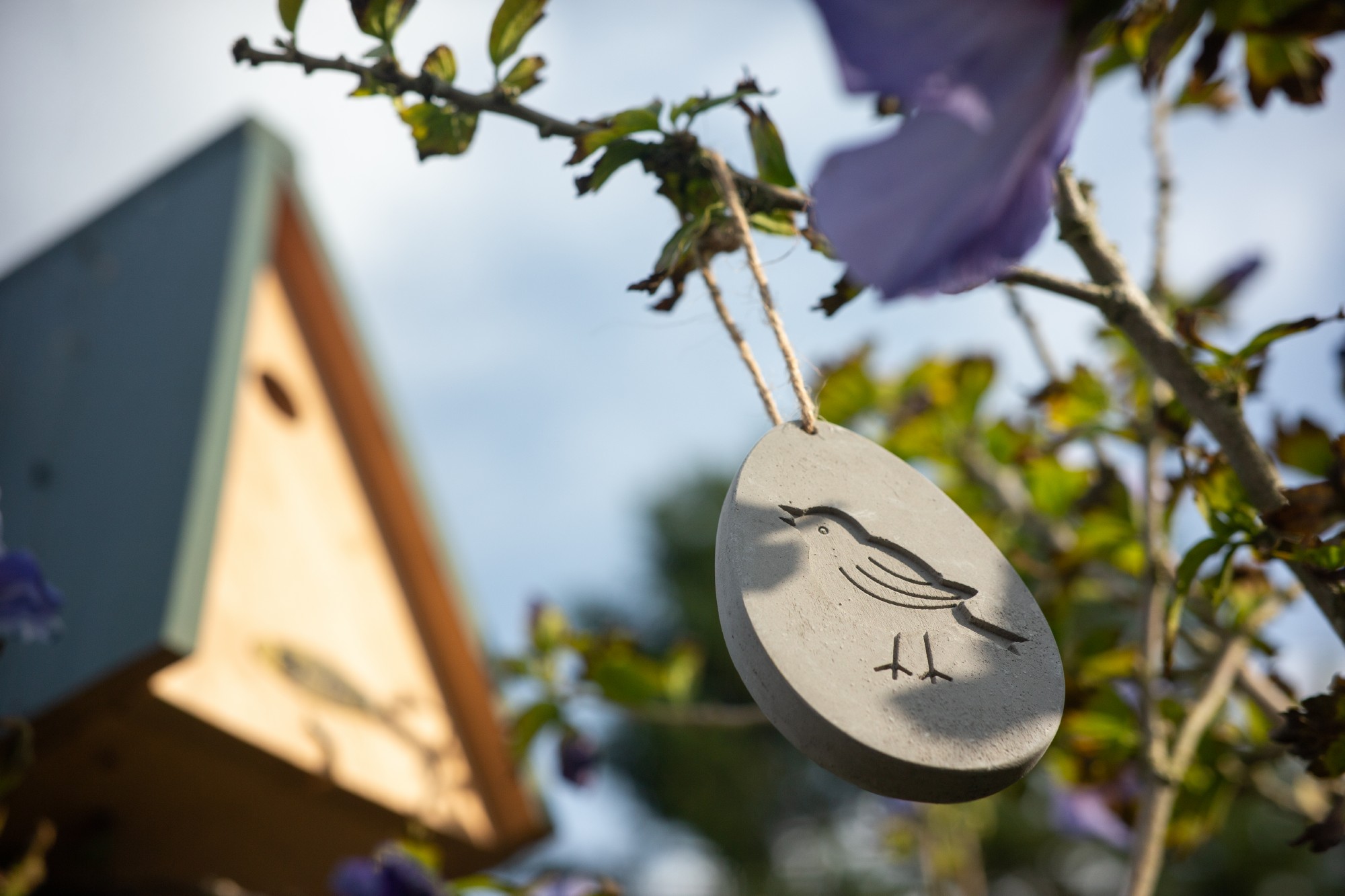 Aufhänger 'Vogel im Ei', Zement, H 9 cm, B 6,5 cm, T 1 cm günstig bestellen