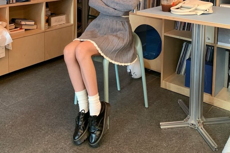 Trendycas - Gebreide top met lange mouwen en kraag / Mini geplooide rok