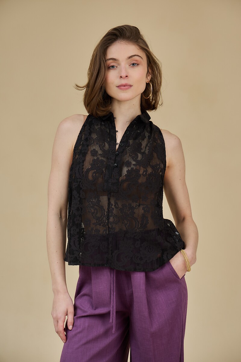 ATÉ BREVE<br>Blusa de renda com fechamento em botão