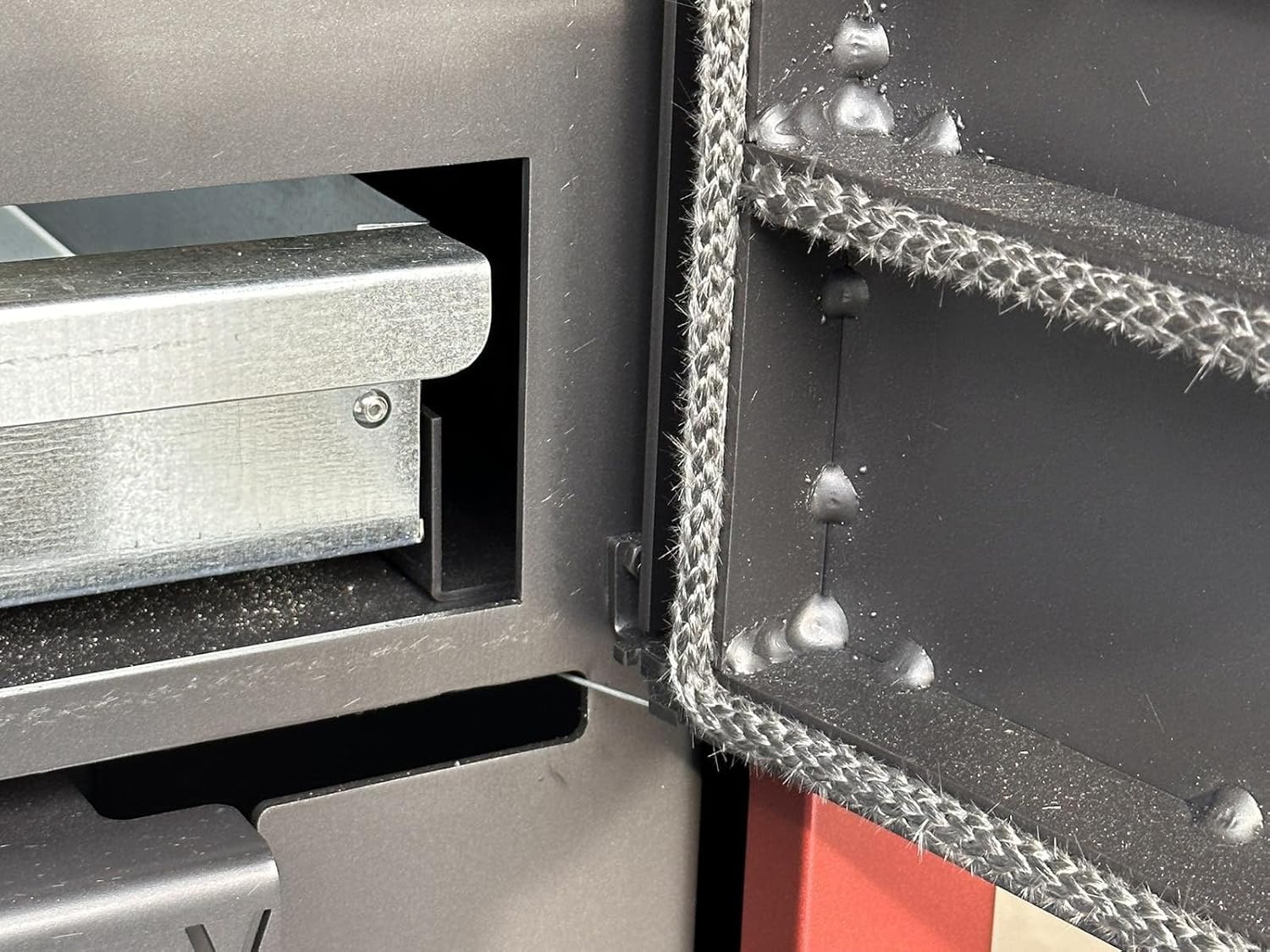 Holzofen Kochherd Verso Cs Plus Inox Links mit 7.7 kW Leistung, Großem Backfach und Robustem Edelstahldesign [Seitenpaneele in Bordeaux]