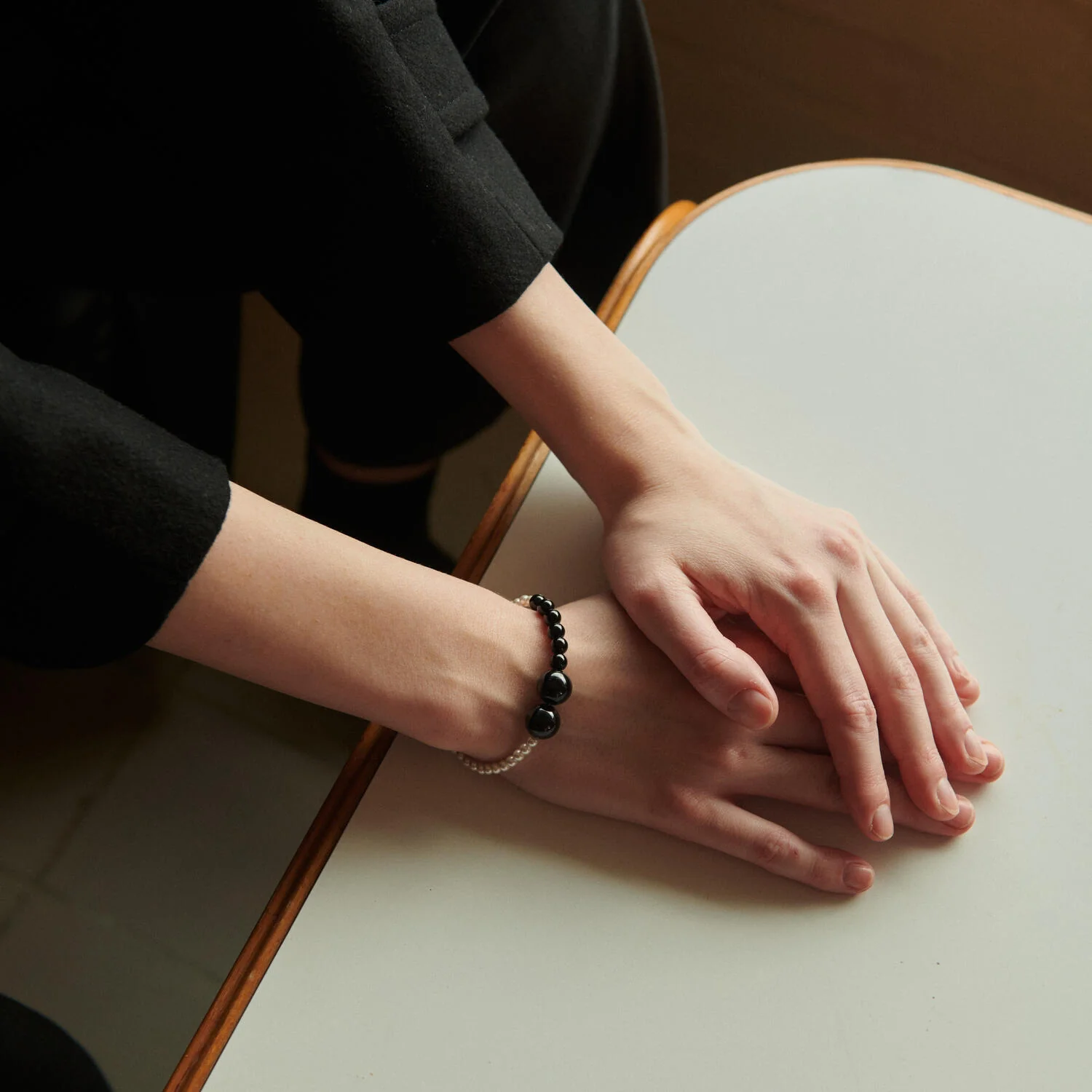 Sorelle Jewellery  Grow armbånd - hvid/sort