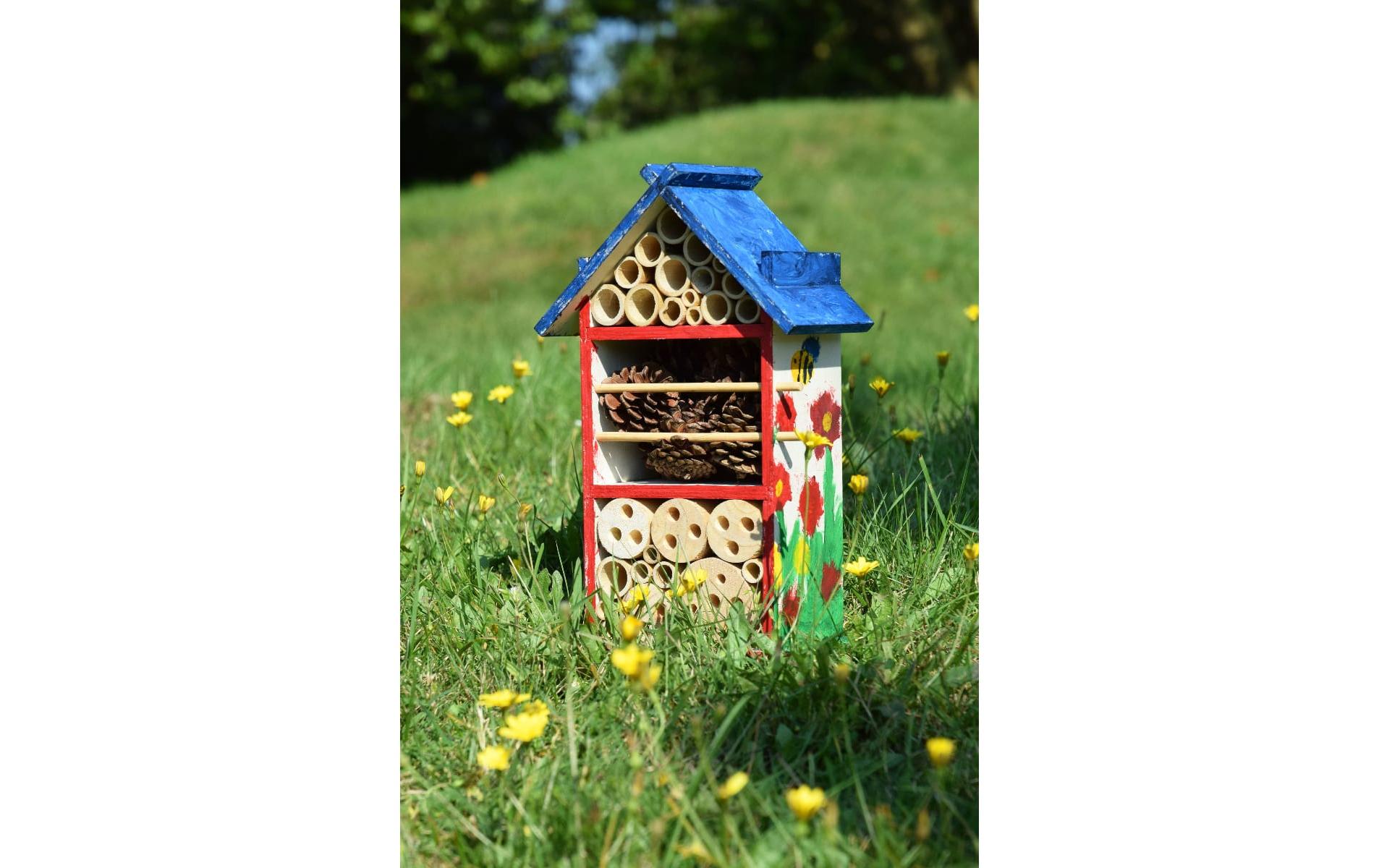 Insektenhotel Bastelset, 16 x 9.5 x 28 cmBausatz für Kinder mit Pinsel und 4 bunten Farben