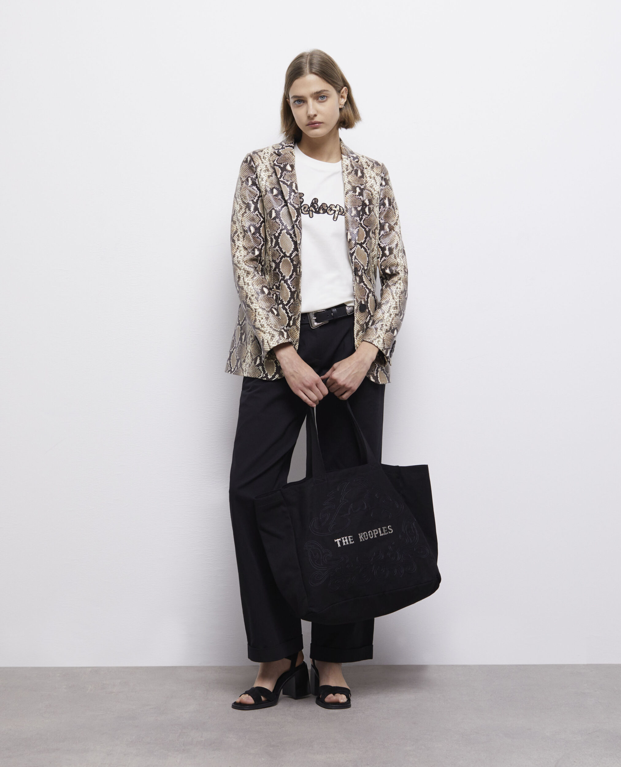 Grand sac cabas noir avec broderies et logo