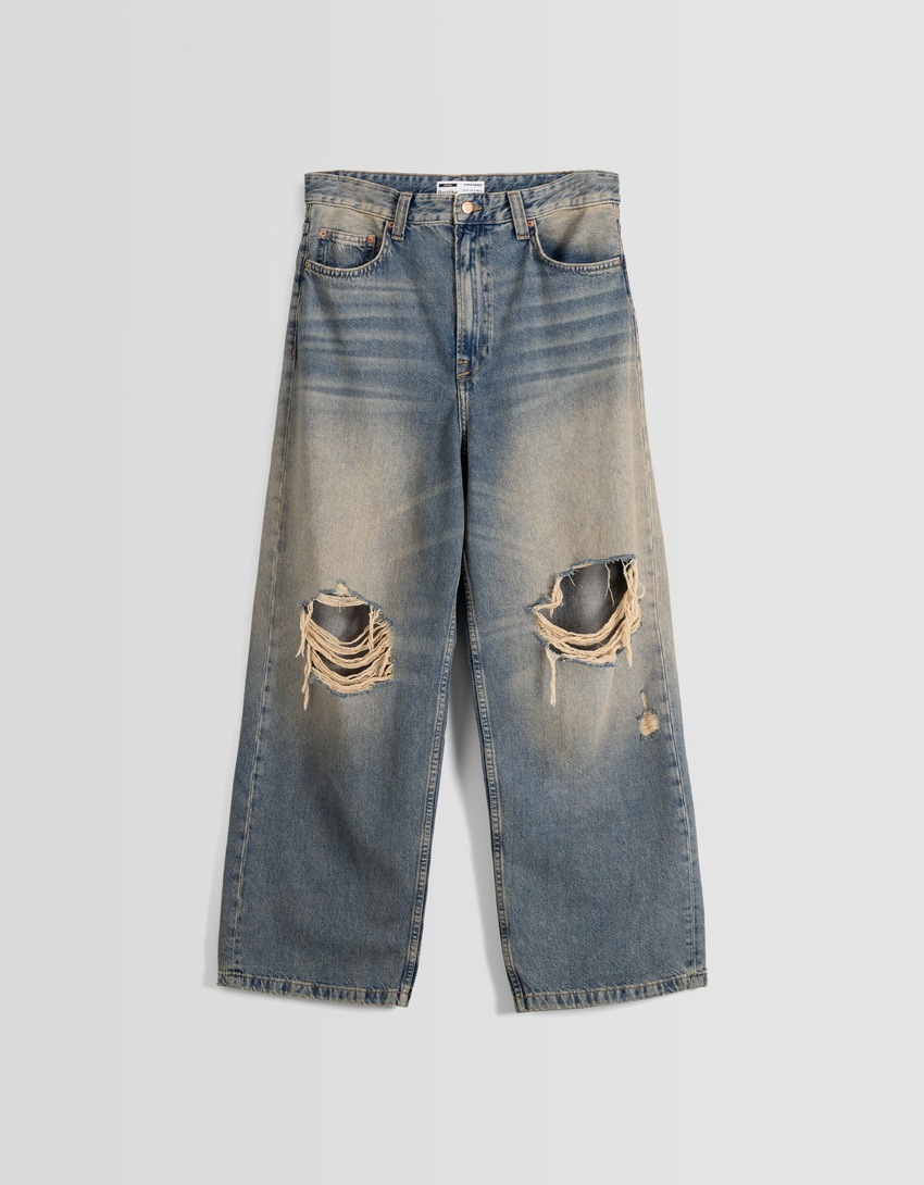 Jeans desbotados, rasgados e super folgados