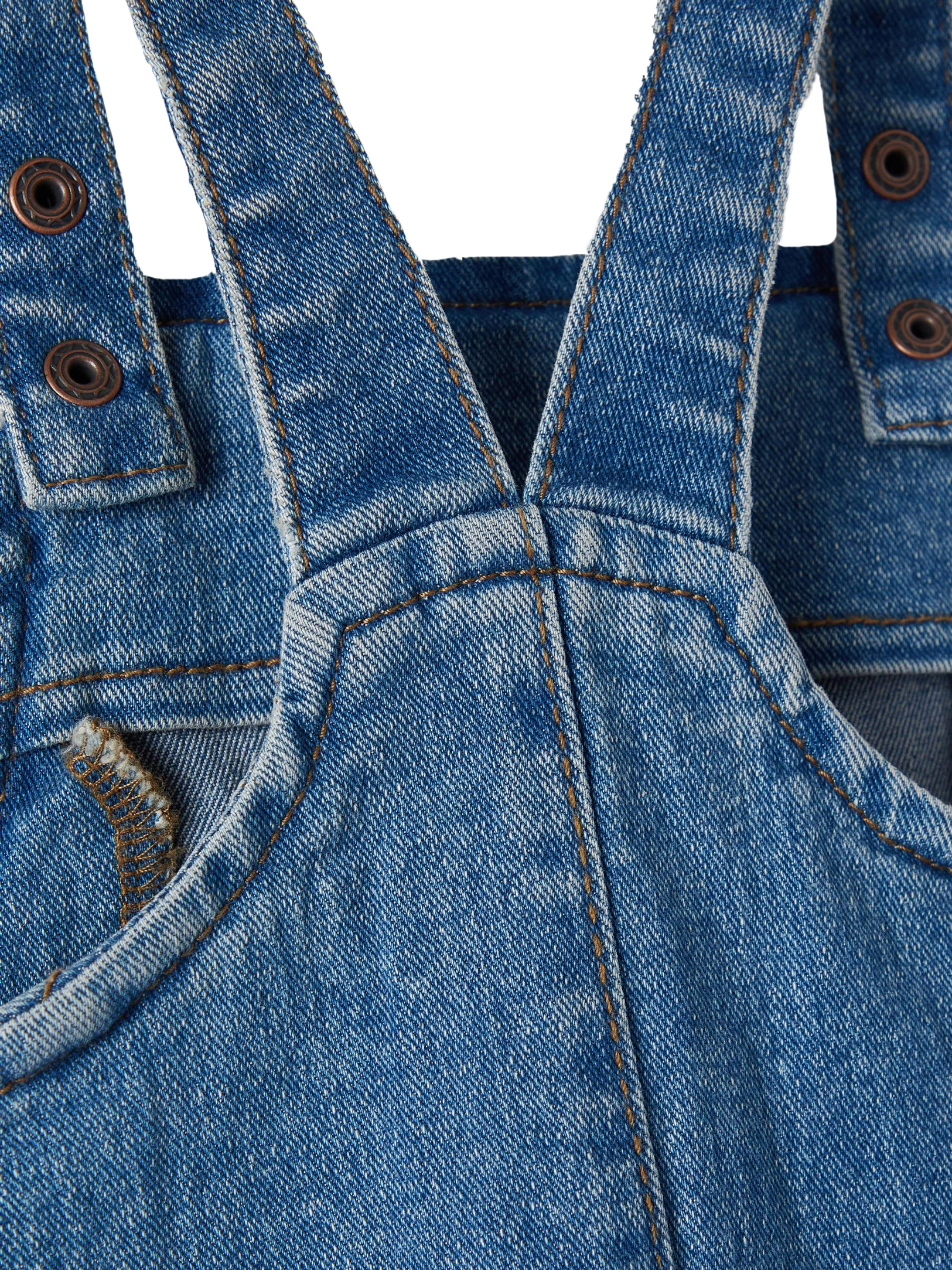 Latzrock NMFATOKE in medium blue denim