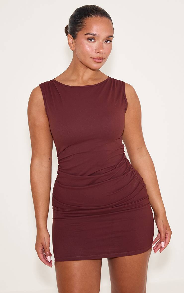 Chocolat Robe Mini Moulante À Col Bateau Avec Soutien-gorge Intégré Et Côtés Froncés Shape