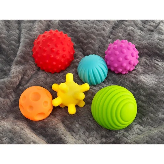 Lot de 6 balles sensorielles   de               Formula Baby