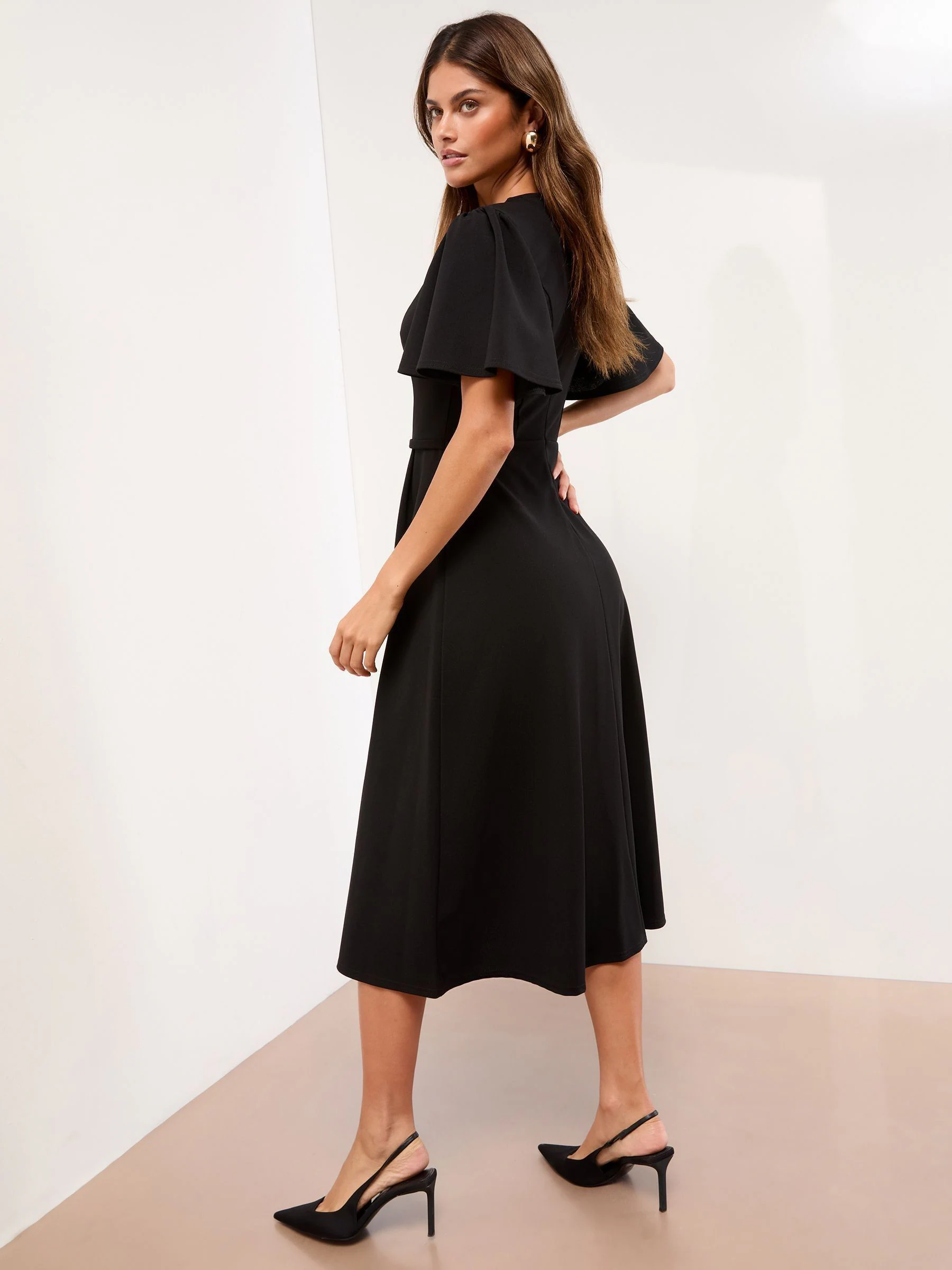 Zwart - Lipsy Crew Neck Short Sleeve Fit and Flare Midi Dress with Gold Trim Belt