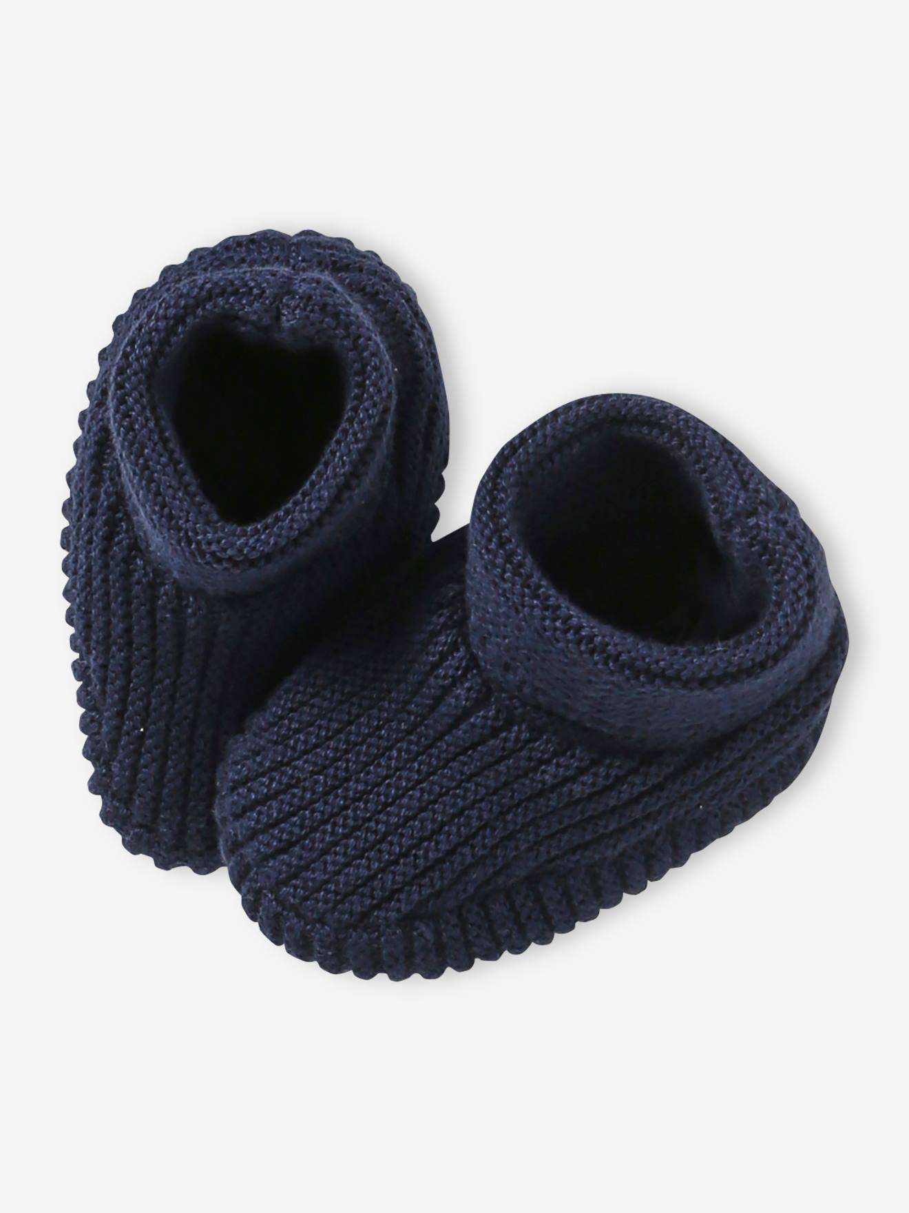 Conjunto para recém-nascido com gorro, luvas e sapatinhos, acompanhado de bolsa azul-marinho combinando.