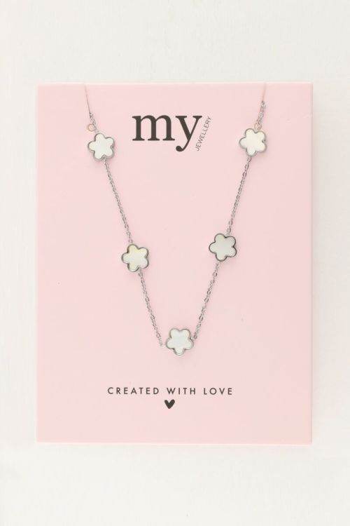 Minimalistische ketting met parelmoer bloemen