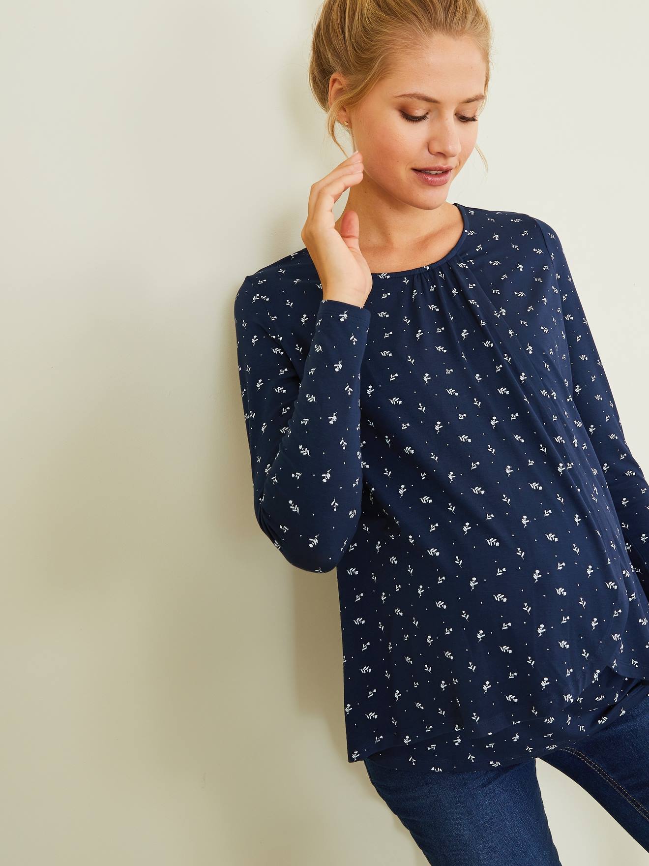 Blusa de maternidade e amamentação lisa em tom marrom escuro com bainhas cruzadas.