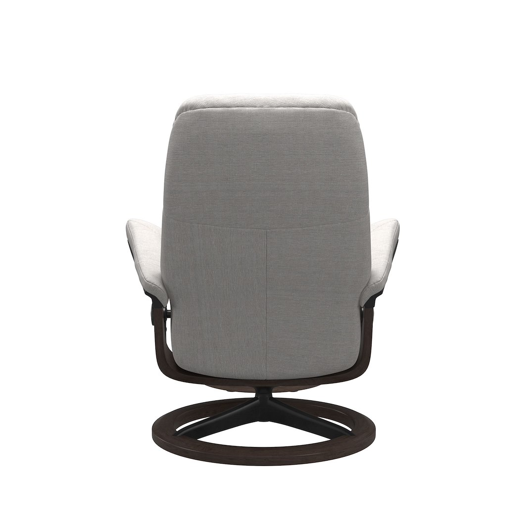 Consul (M) Signature lenestol Tekstil Jasmine Light Grey og Signature understell i wengebeiset og sort.