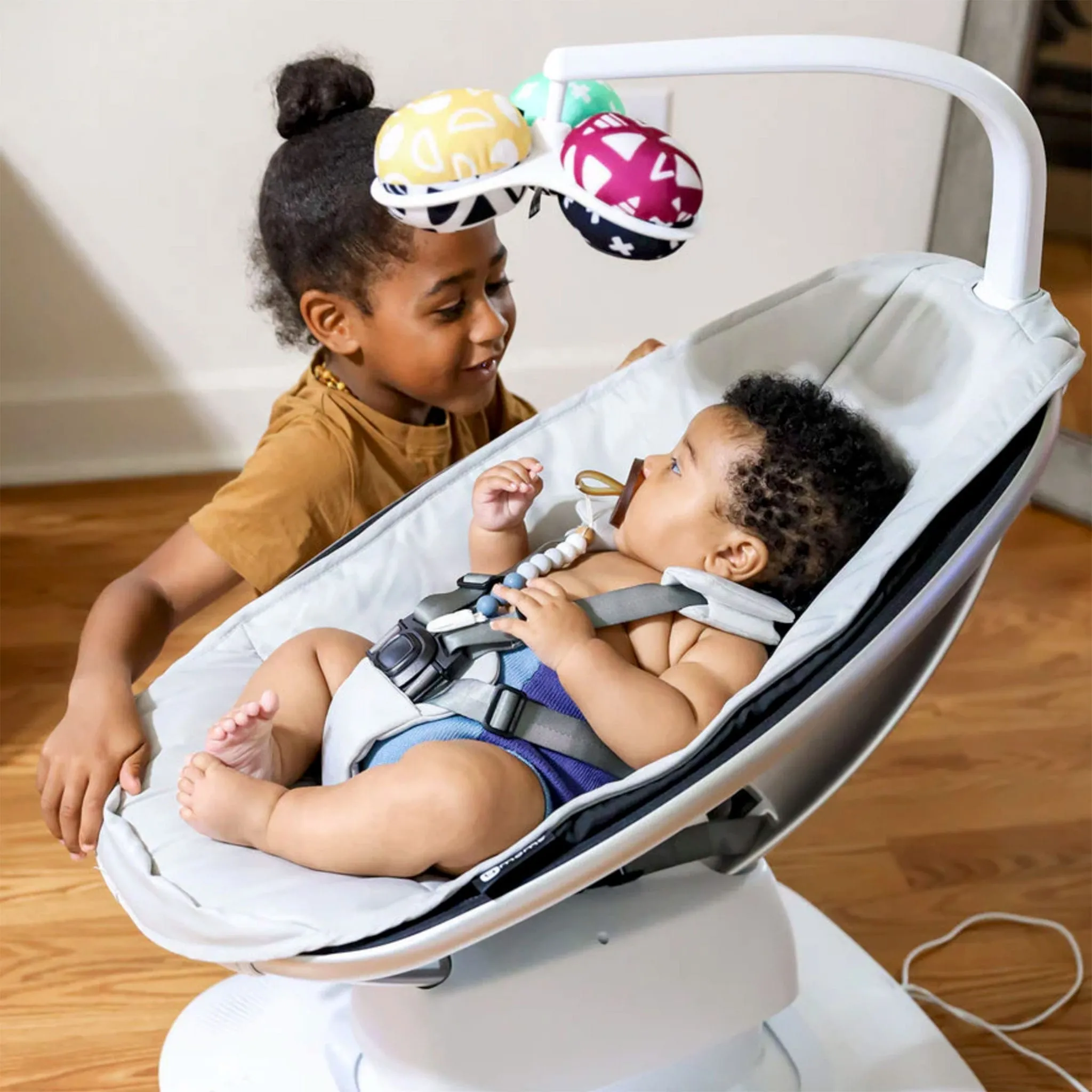 4 Moms Balançoire à Mouvement Intelligente MamaRoo 5.0 - Gris Classic